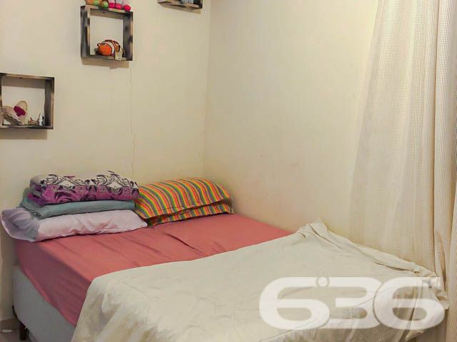 Descubra um novo lar em Joinville! Apresentamos este confortável apartamento de 53,09m² no bairro Iririú, uma região privilegiada com todos os serviços necessários ao alcance. Ideal para quem busca praticidade e conforto, este imóvel está situado em um prédio de esquina, garantindo fácil acesso e maior privacidade.
Composição: Possui duas aconchegantes salas de estar, que se integram harmoniosamente com a copa e a cozinha, criando um ambiente acolhedor e funcional. A cozinha está equipada com armários planejados, proporcionando organização e praticidade.
Dormitórios: Dois quartos acolhedores, ambos com espaço suficiente para camas de casal e armários, sendo um ambiente ideal para descanso e privacidade.
Banheiro: Com bom acabamento, oferece um espaço adequado para as necessidades diárias, equipado com box de vidro e armários para organização.
Garagem: Conta com uma vaga coberta, protegendo seu veículo das intempéries e garantindo segurança.
Vantagens de Viver Aqui:
Proximidade com supermercados, escolas, hospitais e parques, facilitando o dia a dia.
Acesso fácil a outras partes da cidade, com várias opções de transporte público.
Este imóvel é perfeito para quem busca um começo de vida independente, famílias pequenas ou investidores interessados em uma propriedade com alta potencial de valorização e locação. Não perca a chance de visitar e sentir o potencial deste lar! Entre em contato conosco na 636 Negócios Imobiliários e agende sua visita. Descubra como é fácil morar bem!
636 NEGÓCIOS IMOBILIÁRIOS: A SUA MELHOR ESCOLHA
Com mais de 30 anos de experiência, a 636 Negócios Imobiliários é sua parceira ideal para encontrar o imóvel perfeito. Estamos prontos para ajudá-lo a fazer deste imóvel o seu novo lar.
Telefone: (47) 3451-0636
WhatsApp: (47) 99190-0636
Não perca esta oportunidade única. Visite nosso site para mais informações: i636.com.br