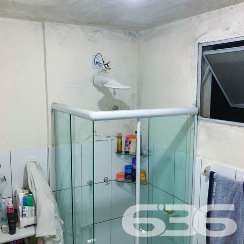 Descubra um novo lar em Joinville! Apresentamos este confortável apartamento de 53,09m² no bairro Iririú, uma região privilegiada com todos os serviços necessários ao alcance. Ideal para quem busca praticidade e conforto, este imóvel está situado em um prédio de esquina, garantindo fácil acesso e maior privacidade.
Composição: Possui duas aconchegantes salas de estar, que se integram harmoniosamente com a copa e a cozinha, criando um ambiente acolhedor e funcional. A cozinha está equipada com armários planejados, proporcionando organização e praticidade.
Dormitórios: Dois quartos acolhedores, ambos com espaço suficiente para camas de casal e armários, sendo um ambiente ideal para descanso e privacidade.
Banheiro: Com bom acabamento, oferece um espaço adequado para as necessidades diárias, equipado com box de vidro e armários para organização.
Garagem: Conta com uma vaga coberta, protegendo seu veículo das intempéries e garantindo segurança.
Vantagens de Viver Aqui:
Proximidade com supermercados, escolas, hospitais e parques, facilitando o dia a dia.
Acesso fácil a outras partes da cidade, com várias opções de transporte público.
Este imóvel é perfeito para quem busca um começo de vida independente, famílias pequenas ou investidores interessados em uma propriedade com alta potencial de valorização e locação. Não perca a chance de visitar e sentir o potencial deste lar! Entre em contato conosco na 636 Negócios Imobiliários e agende sua visita. Descubra como é fácil morar bem!
636 NEGÓCIOS IMOBILIÁRIOS: A SUA MELHOR ESCOLHA
Com mais de 30 anos de experiência, a 636 Negócios Imobiliários é sua parceira ideal para encontrar o imóvel perfeito. Estamos prontos para ajudá-lo a fazer deste imóvel o seu novo lar.
Telefone: (47) 3451-0636
WhatsApp: (47) 99190-0636
Não perca esta oportunidade única. Visite nosso site para mais informações: i636.com.br