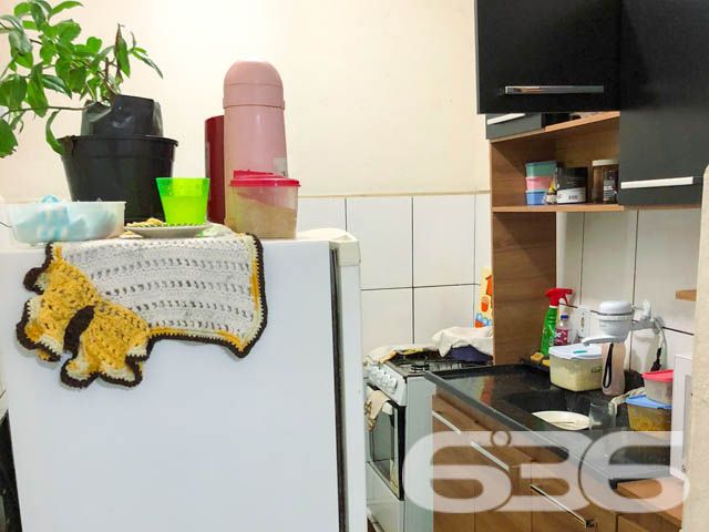 Descubra um novo lar em Joinville! Apresentamos este confortável apartamento de 53,09m² no bairro Iririú, uma região privilegiada com todos os serviços necessários ao alcance. Ideal para quem busca praticidade e conforto, este imóvel está situado em um prédio de esquina, garantindo fácil acesso e maior privacidade.
Composição: Possui duas aconchegantes salas de estar, que se integram harmoniosamente com a copa e a cozinha, criando um ambiente acolhedor e funcional. A cozinha está equipada com armários planejados, proporcionando organização e praticidade.
Dormitórios: Dois quartos acolhedores, ambos com espaço suficiente para camas de casal e armários, sendo um ambiente ideal para descanso e privacidade.
Banheiro: Com bom acabamento, oferece um espaço adequado para as necessidades diárias, equipado com box de vidro e armários para organização.
Garagem: Conta com uma vaga coberta, protegendo seu veículo das intempéries e garantindo segurança.
Vantagens de Viver Aqui:
Proximidade com supermercados, escolas, hospitais e parques, facilitando o dia a dia.
Acesso fácil a outras partes da cidade, com várias opções de transporte público.
Este imóvel é perfeito para quem busca um começo de vida independente, famílias pequenas ou investidores interessados em uma propriedade com alta potencial de valorização e locação. Não perca a chance de visitar e sentir o potencial deste lar! Entre em contato conosco na 636 Negócios Imobiliários e agende sua visita. Descubra como é fácil morar bem!
636 NEGÓCIOS IMOBILIÁRIOS: A SUA MELHOR ESCOLHA
Com mais de 30 anos de experiência, a 636 Negócios Imobiliários é sua parceira ideal para encontrar o imóvel perfeito. Estamos prontos para ajudá-lo a fazer deste imóvel o seu novo lar.
Telefone: (47) 3451-0636
WhatsApp: (47) 99190-0636
Não perca esta oportunidade única. Visite nosso site para mais informações: i636.com.br