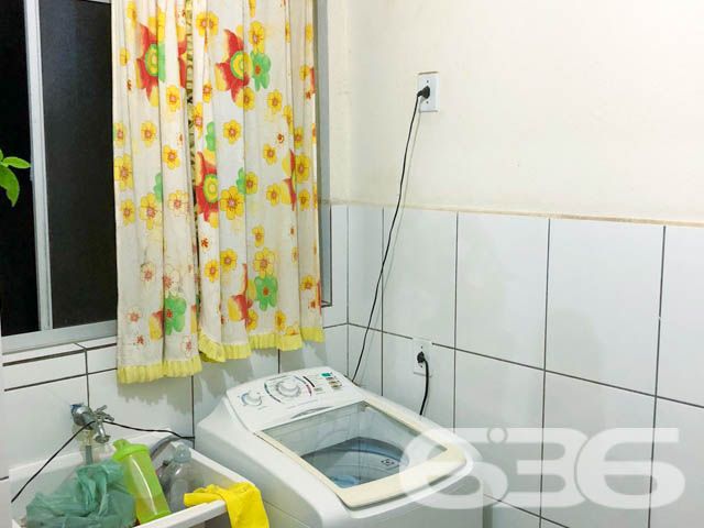 Descubra um novo lar em Joinville! Apresentamos este confortável apartamento de 53,09m² no bairro Iririú, uma região privilegiada com todos os serviços necessários ao alcance. Ideal para quem busca praticidade e conforto, este imóvel está situado em um prédio de esquina, garantindo fácil acesso e maior privacidade.
Composição: Possui duas aconchegantes salas de estar, que se integram harmoniosamente com a copa e a cozinha, criando um ambiente acolhedor e funcional. A cozinha está equipada com armários planejados, proporcionando organização e praticidade.
Dormitórios: Dois quartos acolhedores, ambos com espaço suficiente para camas de casal e armários, sendo um ambiente ideal para descanso e privacidade.
Banheiro: Com bom acabamento, oferece um espaço adequado para as necessidades diárias, equipado com box de vidro e armários para organização.
Garagem: Conta com uma vaga coberta, protegendo seu veículo das intempéries e garantindo segurança.
Vantagens de Viver Aqui:
Proximidade com supermercados, escolas, hospitais e parques, facilitando o dia a dia.
Acesso fácil a outras partes da cidade, com várias opções de transporte público.
Este imóvel é perfeito para quem busca um começo de vida independente, famílias pequenas ou investidores interessados em uma propriedade com alta potencial de valorização e locação. Não perca a chance de visitar e sentir o potencial deste lar! Entre em contato conosco na 636 Negócios Imobiliários e agende sua visita. Descubra como é fácil morar bem!
636 NEGÓCIOS IMOBILIÁRIOS: A SUA MELHOR ESCOLHA
Com mais de 30 anos de experiência, a 636 Negócios Imobiliários é sua parceira ideal para encontrar o imóvel perfeito. Estamos prontos para ajudá-lo a fazer deste imóvel o seu novo lar.
Telefone: (47) 3451-0636
WhatsApp: (47) 99190-0636
Não perca esta oportunidade única. Visite nosso site para mais informações: i636.com.br