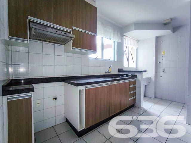 Apartamento à Venda no Bom Retiro – Joinville/SC
Descubra a oportunidade de morar em um dos bairros mais valorizados de Joinville! Este apartamento localizado no charmoso bairro Bom Retiro, é perfeito para quem busca conforto, praticidade e uma infraestrutura completa.
Com 105,89m² de área construída, o imóvel conta com uma planta funcional, composta por:
1 suíte + 2 dormitórios bem iluminados e ventilados;
Sala de estar e jantar integradas, criando um ambiente amplo e aconchegante;
Cozinha gourmet;
Sacada integrada, ideal para relaxar após um longo dia;
Área de serviço separada para maior praticidade;
2 banheiros bem distribuídos;
1 vaga de garagem coberta, garantindo segurança para seu veículo.
Destaques do Residencial:
Este condomínio oferece uma infraestrutura completa para sua família viver momentos incríveis sem sair de casa:
Piscina para aproveitar os dias quentes;
Quadra de esportes para a prática de atividades físicas;
Playground para a diversão das crianças;
Mini-mercado, trazendo conveniência ao seu dia a dia;
Salão de festas equipado, ideal para celebrar momentos especiais;
Jardins bem cuidados, proporcionando um toque de natureza ao ambiente.
Localização Estratégica:
Situado no bairro Bom Retiro, este apartamento está em uma localização privilegiada:
Próximo ao Shopping Garten e outras opções de lazer e compras;
Fácil acesso a vias principais, transporte público e serviços essenciais;
Perto de escolas, hospitais e centros comerciais, tornando sua rotina mais prática e confortável.
Por que escolher este imóvel?
Além de sua excelente localização e infraestrutura, este apartamento foi projetado para atender às necessidades de quem valoriza um lar espaçoso, moderno e em um ambiente tranquilo.
636 NEGÓCIOS IMOBILIÁRIOS: A SUA MELHOR ESCOLHA
Com mais de 30 anos de experiência, a 636 Negócios Imobiliários é sua parceira ideal para encontrar o imóvel perfeito. Estamos prontos para ajudá-lo a fazer deste imóvel o seu novo lar.
Telefone: (47) 3451-0636
WhatsApp: (47) 99190-0636
Não perca esta oportunidade única. Visite nosso site para mais informações: i636.com.br