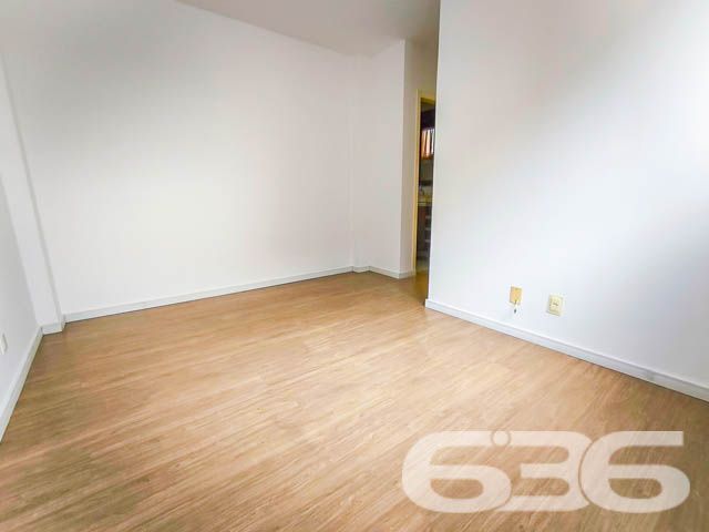 Apartamento à Venda no Bom Retiro – Joinville/SC
Descubra a oportunidade de morar em um dos bairros mais valorizados de Joinville! Este apartamento localizado no charmoso bairro Bom Retiro, é perfeito para quem busca conforto, praticidade e uma infraestrutura completa.
Com 105,89m² de área construída, o imóvel conta com uma planta funcional, composta por:
1 suíte + 2 dormitórios bem iluminados e ventilados;
Sala de estar e jantar integradas, criando um ambiente amplo e aconchegante;
Cozinha gourmet;
Sacada integrada, ideal para relaxar após um longo dia;
Área de serviço separada para maior praticidade;
2 banheiros bem distribuídos;
1 vaga de garagem coberta, garantindo segurança para seu veículo.
Destaques do Residencial:
Este condomínio oferece uma infraestrutura completa para sua família viver momentos incríveis sem sair de casa:
Piscina para aproveitar os dias quentes;
Quadra de esportes para a prática de atividades físicas;
Playground para a diversão das crianças;
Mini-mercado, trazendo conveniência ao seu dia a dia;
Salão de festas equipado, ideal para celebrar momentos especiais;
Jardins bem cuidados, proporcionando um toque de natureza ao ambiente.
Localização Estratégica:
Situado no bairro Bom Retiro, este apartamento está em uma localização privilegiada:
Próximo ao Shopping Garten e outras opções de lazer e compras;
Fácil acesso a vias principais, transporte público e serviços essenciais;
Perto de escolas, hospitais e centros comerciais, tornando sua rotina mais prática e confortável.
Por que escolher este imóvel?
Além de sua excelente localização e infraestrutura, este apartamento foi projetado para atender às necessidades de quem valoriza um lar espaçoso, moderno e em um ambiente tranquilo.
636 NEGÓCIOS IMOBILIÁRIOS: A SUA MELHOR ESCOLHA
Com mais de 30 anos de experiência, a 636 Negócios Imobiliários é sua parceira ideal para encontrar o imóvel perfeito. Estamos prontos para ajudá-lo a fazer deste imóvel o seu novo lar.
Telefone: (47) 3451-0636
WhatsApp: (47) 99190-0636
Não perca esta oportunidade única. Visite nosso site para mais informações: i636.com.br