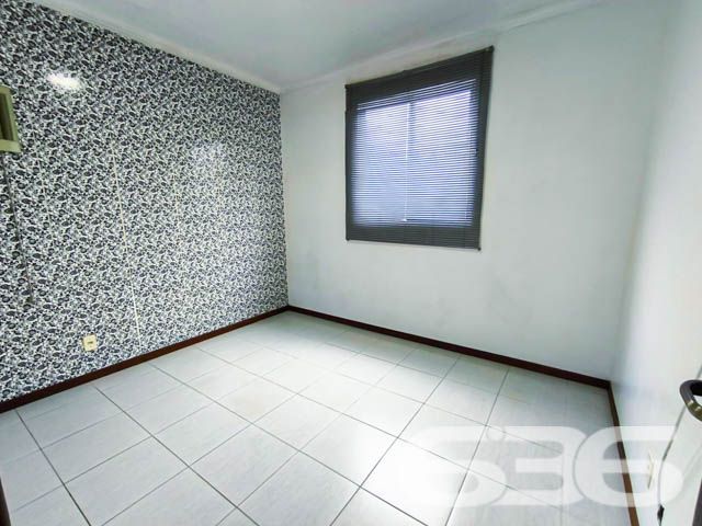 Descubra o lugar perfeito para chamar de lar com este encantador apartamento localizado no coração do Bairro Floresta em Joinville, SC. Com uma localização privilegiada e uma gama completa de comodidades, este imóvel oferece uma vida conveniente e confortável, ideal para quem busca praticidade e qualidade.

Este espaçoso apartamento de 71,19 m²,  apresenta um design moderno e funcional, com duas generosas salas de estar e jantar, uma cozinha planejada e integrada, proporcionando um ambiente acolhedor para receber amigos e familiares. Os dois dormitórios são bem iluminados e arejados, garantindo um espaço privativo e tranquilo.

A sacada com churrasqueira é um verdadeiro destaque, oferecendo uma vista deslumbrante para a rua e áreas de preservação, ideal para momentos de lazer e relaxamento. Complementam este belo apartamento, um banheiro elegante e funcional, uma área de serviço prática, e uma garagem coberta no piso de entrada, facilitando o acesso.

Este apartamento está a apenas 100 metros de supermercados, próximo a escolas, restaurantes e pontos de ônibus, tornando a logística diária extremamente conveniente. Além disso, o imóvel está próximo a vias de acesso, transporte público, escolas, hospitais e serviços públicos essenciais.

Valorize seu investimento com este apartamento desocupado e pronto para mudar. Com móveis de cozinha já instalados e condicionadores de ar inclusos, oferece um pacote completo para um estilo de vida prático e moderno. Além disso, o condomínio permite animais, garantindo que toda a família possa desfrutar deste espaço.

Este imóvel não só atende a todas as expectativas de conforto e localização como também representa uma oportunidade excepcional de moradia ou investimento em uma das áreas mais desejadas de Joinville. Não perca a chance de conhecer este apartamento que combina praticidade, beleza e uma localização estratégica. Agende sua visita hoje mesmo e venha descobrir por que este lugar pode ser o próximo capítulo na história da sua vida.
 
636 NEGÓCIOS IMOBILIÁRIOS: A SUA MELHOR ESCOLHA
Com mais de 30 anos de experiência, a 636 Negócios Imobiliários é sua parceira ideal para encontrar o imóvel perfeito. Estamos prontos para ajudá-lo a fazer deste imóvel o seu novo lar.
 
Telefone: (47) 3451-0636
WhatsApp: (47) 99190-0636
 
Não perca esta oportunidade única. Visite nosso site para mais informações: i636.com.br