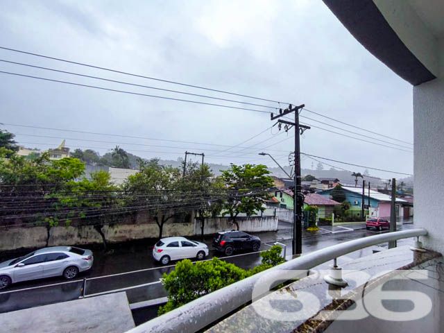 Descubra o lugar perfeito para chamar de lar com este encantador apartamento localizado no coração do Bairro Floresta em Joinville, SC. Com uma localização privilegiada e uma gama completa de comodidades, este imóvel oferece uma vida conveniente e confortável, ideal para quem busca praticidade e qualidade.

Este espaçoso apartamento de 71,19 m²,  apresenta um design moderno e funcional, com duas generosas salas de estar e jantar, uma cozinha planejada e integrada, proporcionando um ambiente acolhedor para receber amigos e familiares. Os dois dormitórios são bem iluminados e arejados, garantindo um espaço privativo e tranquilo.

A sacada com churrasqueira é um verdadeiro destaque, oferecendo uma vista deslumbrante para a rua e áreas de preservação, ideal para momentos de lazer e relaxamento. Complementam este belo apartamento, um banheiro elegante e funcional, uma área de serviço prática, e uma garagem coberta no piso de entrada, facilitando o acesso.

Este apartamento está a apenas 100 metros de supermercados, próximo a escolas, restaurantes e pontos de ônibus, tornando a logística diária extremamente conveniente. Além disso, o imóvel está próximo a vias de acesso, transporte público, escolas, hospitais e serviços públicos essenciais.

Valorize seu investimento com este apartamento desocupado e pronto para mudar. Com móveis de cozinha já instalados e condicionadores de ar inclusos, oferece um pacote completo para um estilo de vida prático e moderno. Além disso, o condomínio permite animais, garantindo que toda a família possa desfrutar deste espaço.

Este imóvel não só atende a todas as expectativas de conforto e localização como também representa uma oportunidade excepcional de moradia ou investimento em uma das áreas mais desejadas de Joinville. Não perca a chance de conhecer este apartamento que combina praticidade, beleza e uma localização estratégica. Agende sua visita hoje mesmo e venha descobrir por que este lugar pode ser o próximo capítulo na história da sua vida.
 
636 NEGÓCIOS IMOBILIÁRIOS: A SUA MELHOR ESCOLHA
Com mais de 30 anos de experiência, a 636 Negócios Imobiliários é sua parceira ideal para encontrar o imóvel perfeito. Estamos prontos para ajudá-lo a fazer deste imóvel o seu novo lar.
 
Telefone: (47) 3451-0636
WhatsApp: (47) 99190-0636
 
Não perca esta oportunidade única. Visite nosso site para mais informações: i636.com.br