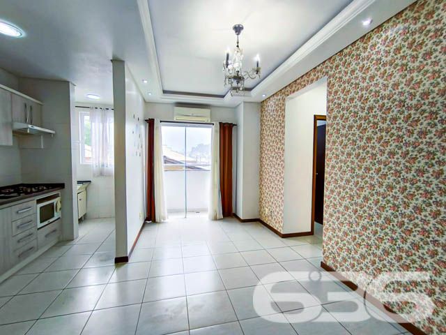 Descubra o lugar perfeito para chamar de lar com este encantador apartamento localizado no coração do Bairro Floresta em Joinville, SC. Com uma localização privilegiada e uma gama completa de comodidades, este imóvel oferece uma vida conveniente e confortável, ideal para quem busca praticidade e qualidade.

Este espaçoso apartamento de 71,19 m²,  apresenta um design moderno e funcional, com duas generosas salas de estar e jantar, uma cozinha planejada e integrada, proporcionando um ambiente acolhedor para receber amigos e familiares. Os dois dormitórios são bem iluminados e arejados, garantindo um espaço privativo e tranquilo.

A sacada com churrasqueira é um verdadeiro destaque, oferecendo uma vista deslumbrante para a rua e áreas de preservação, ideal para momentos de lazer e relaxamento. Complementam este belo apartamento, um banheiro elegante e funcional, uma área de serviço prática, e uma garagem coberta no piso de entrada, facilitando o acesso.

Este apartamento está a apenas 100 metros de supermercados, próximo a escolas, restaurantes e pontos de ônibus, tornando a logística diária extremamente conveniente. Além disso, o imóvel está próximo a vias de acesso, transporte público, escolas, hospitais e serviços públicos essenciais.

Valorize seu investimento com este apartamento desocupado e pronto para mudar. Com móveis de cozinha já instalados e condicionadores de ar inclusos, oferece um pacote completo para um estilo de vida prático e moderno. Além disso, o condomínio permite animais, garantindo que toda a família possa desfrutar deste espaço.

Este imóvel não só atende a todas as expectativas de conforto e localização como também representa uma oportunidade excepcional de moradia ou investimento em uma das áreas mais desejadas de Joinville. Não perca a chance de conhecer este apartamento que combina praticidade, beleza e uma localização estratégica. Agende sua visita hoje mesmo e venha descobrir por que este lugar pode ser o próximo capítulo na história da sua vida.
 
636 NEGÓCIOS IMOBILIÁRIOS: A SUA MELHOR ESCOLHA
Com mais de 30 anos de experiência, a 636 Negócios Imobiliários é sua parceira ideal para encontrar o imóvel perfeito. Estamos prontos para ajudá-lo a fazer deste imóvel o seu novo lar.
 
Telefone: (47) 3451-0636
WhatsApp: (47) 99190-0636
 
Não perca esta oportunidade única. Visite nosso site para mais informações: i636.com.br