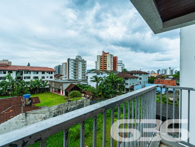 Descubra o estilo de vida que você merece neste encantador apartamento em Anita Garibaldi, Joinville. Com uma área construída de 85,18 m², este imóvel oferece um design bem planejado para maximizar espaço e conforto.
Descrição do Imóvel: Este apartamento é a perfeita combinação de estilo e funcionalidade, com 2 dormitórios espaçosos e mobiliário sob medida, garantindo uma estadia confortável e organizada. A sala de estar, ampla e bem iluminada, possui acesso direto à sacada, onde se pode apreciar uma vista relaxante do bairro. A copa e a cozinha conjugadas são equipadas com armários modernos e facilitam o dia a dia com tudo ao alcance das mãos.
Áreas Comuns e Facilidades: O condomínio oferece uma garagem coberta, assegurando a segurança e a conveniência para seu veículo.
Localização Estratégica: Localizado na tranquila rua pavimentada do bairro Anita Garibaldi, o apartamento está posicionado estrategicamente próximo a serviços essenciais, escolas e centros comerciais, proporcionando uma rotina prática e sem complicação. Com fácil acesso a várias partes da cidade, é ideal para quem busca conveniência e qualidade de vida.
Este imóvel não é apenas um lugar para morar, é um espaço para criar memórias duradouras com sua família. Com mais de 30 anos de experiência no mercado imobiliário, a 636 Negócios Imobiliários tem o prazer de apresentar este excelente apartamento, esperando que você encontre aqui o seu próximo lar. Nosso compromisso com a excelência e a satisfação do cliente garante um processo de compra tranquilo e transparente.
Agende uma visita e venha conhecer o seu novo lar em Joinville!
636 NEGÓCIOS IMOBILIÁRIOS: A SUA MELHOR ESCOLHA
Com mais de 30 anos de experiência, a 636 Negócios Imobiliários é sua parceira ideal para encontrar o imóvel perfeito. Estamos prontos para ajudá-lo a fazer deste imóvel o seu novo lar.
Telefone: (47) 3451-0636
WhatsApp: (47) 99190-0636
Não perca esta oportunidade única. Visite nosso site para mais informações: i636.com.br