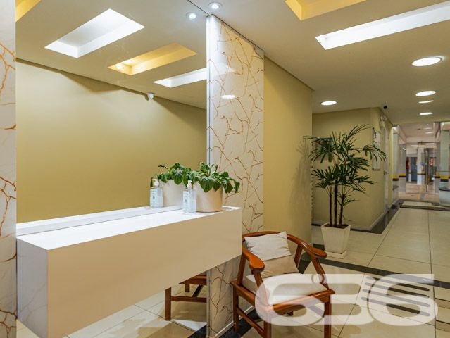 Descubra o estilo de vida que você merece neste encantador apartamento em Anita Garibaldi, Joinville. Com uma área construída de 85,18 m², este imóvel oferece um design bem planejado para maximizar espaço e conforto.
Descrição do Imóvel: Este apartamento é a perfeita combinação de estilo e funcionalidade, com 2 dormitórios espaçosos e mobiliário sob medida, garantindo uma estadia confortável e organizada. A sala de estar, ampla e bem iluminada, possui acesso direto à sacada, onde se pode apreciar uma vista relaxante do bairro. A copa e a cozinha conjugadas são equipadas com armários modernos e facilitam o dia a dia com tudo ao alcance das mãos.
Áreas Comuns e Facilidades: O condomínio oferece uma garagem coberta, assegurando a segurança e a conveniência para seu veículo.
Localização Estratégica: Localizado na tranquila rua pavimentada do bairro Anita Garibaldi, o apartamento está posicionado estrategicamente próximo a serviços essenciais, escolas e centros comerciais, proporcionando uma rotina prática e sem complicação. Com fácil acesso a várias partes da cidade, é ideal para quem busca conveniência e qualidade de vida.
Este imóvel não é apenas um lugar para morar, é um espaço para criar memórias duradouras com sua família. Com mais de 30 anos de experiência no mercado imobiliário, a 636 Negócios Imobiliários tem o prazer de apresentar este excelente apartamento, esperando que você encontre aqui o seu próximo lar. Nosso compromisso com a excelência e a satisfação do cliente garante um processo de compra tranquilo e transparente.
Agende uma visita e venha conhecer o seu novo lar em Joinville!
636 NEGÓCIOS IMOBILIÁRIOS: A SUA MELHOR ESCOLHA
Com mais de 30 anos de experiência, a 636 Negócios Imobiliários é sua parceira ideal para encontrar o imóvel perfeito. Estamos prontos para ajudá-lo a fazer deste imóvel o seu novo lar.
Telefone: (47) 3451-0636
WhatsApp: (47) 99190-0636
Não perca esta oportunidade única. Visite nosso site para mais informações: i636.com.br