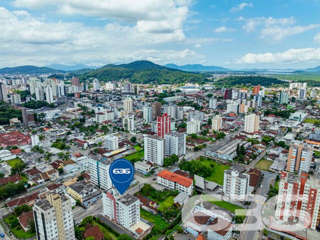 Descubra o estilo de vida que você merece neste encantador apartamento em Anita Garibaldi, Joinville. Com uma área construída de 85,18 m², este imóvel oferece um design bem planejado para maximizar espaço e conforto.
Descrição do Imóvel: Este apartamento é a perfeita combinação de estilo e funcionalidade, com 2 dormitórios espaçosos e mobiliário sob medida, garantindo uma estadia confortável e organizada. A sala de estar, ampla e bem iluminada, possui acesso direto à sacada, onde se pode apreciar uma vista relaxante do bairro. A copa e a cozinha conjugadas são equipadas com armários modernos e facilitam o dia a dia com tudo ao alcance das mãos.
Áreas Comuns e Facilidades: O condomínio oferece uma garagem coberta, assegurando a segurança e a conveniência para seu veículo.
Localização Estratégica: Localizado na tranquila rua pavimentada do bairro Anita Garibaldi, o apartamento está posicionado estrategicamente próximo a serviços essenciais, escolas e centros comerciais, proporcionando uma rotina prática e sem complicação. Com fácil acesso a várias partes da cidade, é ideal para quem busca conveniência e qualidade de vida.
Este imóvel não é apenas um lugar para morar, é um espaço para criar memórias duradouras com sua família. Com mais de 30 anos de experiência no mercado imobiliário, a 636 Negócios Imobiliários tem o prazer de apresentar este excelente apartamento, esperando que você encontre aqui o seu próximo lar. Nosso compromisso com a excelência e a satisfação do cliente garante um processo de compra tranquilo e transparente.
Agende uma visita e venha conhecer o seu novo lar em Joinville!
636 NEGÓCIOS IMOBILIÁRIOS: A SUA MELHOR ESCOLHA
Com mais de 30 anos de experiência, a 636 Negócios Imobiliários é sua parceira ideal para encontrar o imóvel perfeito. Estamos prontos para ajudá-lo a fazer deste imóvel o seu novo lar.
Telefone: (47) 3451-0636
WhatsApp: (47) 99190-0636
Não perca esta oportunidade única. Visite nosso site para mais informações: i636.com.br