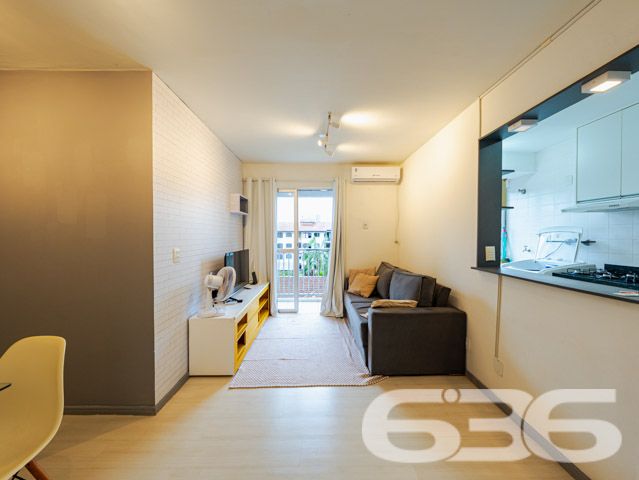 Descubra o estilo de vida que você merece neste encantador apartamento em Anita Garibaldi, Joinville. Com uma área construída de 85,18 m², este imóvel oferece um design bem planejado para maximizar espaço e conforto.
Descrição do Imóvel: Este apartamento é a perfeita combinação de estilo e funcionalidade, com 2 dormitórios espaçosos e mobiliário sob medida, garantindo uma estadia confortável e organizada. A sala de estar, ampla e bem iluminada, possui acesso direto à sacada, onde se pode apreciar uma vista relaxante do bairro. A copa e a cozinha conjugadas são equipadas com armários modernos e facilitam o dia a dia com tudo ao alcance das mãos.
Áreas Comuns e Facilidades: O condomínio oferece uma garagem coberta, assegurando a segurança e a conveniência para seu veículo.
Localização Estratégica: Localizado na tranquila rua pavimentada do bairro Anita Garibaldi, o apartamento está posicionado estrategicamente próximo a serviços essenciais, escolas e centros comerciais, proporcionando uma rotina prática e sem complicação. Com fácil acesso a várias partes da cidade, é ideal para quem busca conveniência e qualidade de vida.
Este imóvel não é apenas um lugar para morar, é um espaço para criar memórias duradouras com sua família. Com mais de 30 anos de experiência no mercado imobiliário, a 636 Negócios Imobiliários tem o prazer de apresentar este excelente apartamento, esperando que você encontre aqui o seu próximo lar. Nosso compromisso com a excelência e a satisfação do cliente garante um processo de compra tranquilo e transparente.
Agende uma visita e venha conhecer o seu novo lar em Joinville!
636 NEGÓCIOS IMOBILIÁRIOS: A SUA MELHOR ESCOLHA
Com mais de 30 anos de experiência, a 636 Negócios Imobiliários é sua parceira ideal para encontrar o imóvel perfeito. Estamos prontos para ajudá-lo a fazer deste imóvel o seu novo lar.
Telefone: (47) 3451-0636
WhatsApp: (47) 99190-0636
Não perca esta oportunidade única. Visite nosso site para mais informações: i636.com.br