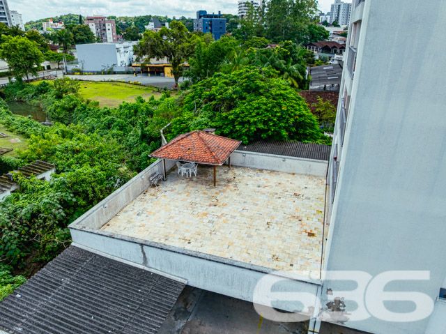 Descubra o estilo de vida que você merece neste encantador apartamento em Anita Garibaldi, Joinville. Com uma área construída de 85,18 m², este imóvel oferece um design bem planejado para maximizar espaço e conforto.
Descrição do Imóvel: Este apartamento é a perfeita combinação de estilo e funcionalidade, com 2 dormitórios espaçosos e mobiliário sob medida, garantindo uma estadia confortável e organizada. A sala de estar, ampla e bem iluminada, possui acesso direto à sacada, onde se pode apreciar uma vista relaxante do bairro. A copa e a cozinha conjugadas são equipadas com armários modernos e facilitam o dia a dia com tudo ao alcance das mãos.
Áreas Comuns e Facilidades: O condomínio oferece uma garagem coberta, assegurando a segurança e a conveniência para seu veículo.
Localização Estratégica: Localizado na tranquila rua pavimentada do bairro Anita Garibaldi, o apartamento está posicionado estrategicamente próximo a serviços essenciais, escolas e centros comerciais, proporcionando uma rotina prática e sem complicação. Com fácil acesso a várias partes da cidade, é ideal para quem busca conveniência e qualidade de vida.
Este imóvel não é apenas um lugar para morar, é um espaço para criar memórias duradouras com sua família. Com mais de 30 anos de experiência no mercado imobiliário, a 636 Negócios Imobiliários tem o prazer de apresentar este excelente apartamento, esperando que você encontre aqui o seu próximo lar. Nosso compromisso com a excelência e a satisfação do cliente garante um processo de compra tranquilo e transparente.
Agende uma visita e venha conhecer o seu novo lar em Joinville!
636 NEGÓCIOS IMOBILIÁRIOS: A SUA MELHOR ESCOLHA
Com mais de 30 anos de experiência, a 636 Negócios Imobiliários é sua parceira ideal para encontrar o imóvel perfeito. Estamos prontos para ajudá-lo a fazer deste imóvel o seu novo lar.
Telefone: (47) 3451-0636
WhatsApp: (47) 99190-0636
Não perca esta oportunidade única. Visite nosso site para mais informações: i636.com.br