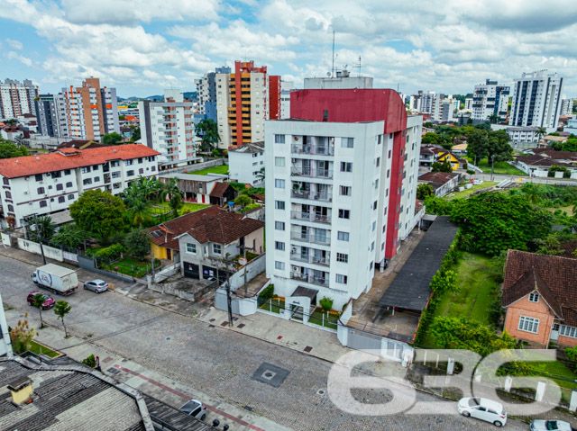 Descubra o estilo de vida que você merece neste encantador apartamento em Anita Garibaldi, Joinville. Com uma área construída de 85,18 m², este imóvel oferece um design bem planejado para maximizar espaço e conforto.
Descrição do Imóvel: Este apartamento é a perfeita combinação de estilo e funcionalidade, com 2 dormitórios espaçosos e mobiliário sob medida, garantindo uma estadia confortável e organizada. A sala de estar, ampla e bem iluminada, possui acesso direto à sacada, onde se pode apreciar uma vista relaxante do bairro. A copa e a cozinha conjugadas são equipadas com armários modernos e facilitam o dia a dia com tudo ao alcance das mãos.
Áreas Comuns e Facilidades: O condomínio oferece uma garagem coberta, assegurando a segurança e a conveniência para seu veículo.
Localização Estratégica: Localizado na tranquila rua pavimentada do bairro Anita Garibaldi, o apartamento está posicionado estrategicamente próximo a serviços essenciais, escolas e centros comerciais, proporcionando uma rotina prática e sem complicação. Com fácil acesso a várias partes da cidade, é ideal para quem busca conveniência e qualidade de vida.
Este imóvel não é apenas um lugar para morar, é um espaço para criar memórias duradouras com sua família. Com mais de 30 anos de experiência no mercado imobiliário, a 636 Negócios Imobiliários tem o prazer de apresentar este excelente apartamento, esperando que você encontre aqui o seu próximo lar. Nosso compromisso com a excelência e a satisfação do cliente garante um processo de compra tranquilo e transparente.
Agende uma visita e venha conhecer o seu novo lar em Joinville!
636 NEGÓCIOS IMOBILIÁRIOS: A SUA MELHOR ESCOLHA
Com mais de 30 anos de experiência, a 636 Negócios Imobiliários é sua parceira ideal para encontrar o imóvel perfeito. Estamos prontos para ajudá-lo a fazer deste imóvel o seu novo lar.
Telefone: (47) 3451-0636
WhatsApp: (47) 99190-0636
Não perca esta oportunidade única. Visite nosso site para mais informações: i636.com.br