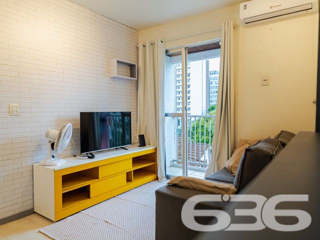 Descubra o estilo de vida que você merece neste encantador apartamento em Anita Garibaldi, Joinville. Com uma área construída de 85,18 m², este imóvel oferece um design bem planejado para maximizar espaço e conforto.
Descrição do Imóvel: Este apartamento é a perfeita combinação de estilo e funcionalidade, com 2 dormitórios espaçosos e mobiliário sob medida, garantindo uma estadia confortável e organizada. A sala de estar, ampla e bem iluminada, possui acesso direto à sacada, onde se pode apreciar uma vista relaxante do bairro. A copa e a cozinha conjugadas são equipadas com armários modernos e facilitam o dia a dia com tudo ao alcance das mãos.
Áreas Comuns e Facilidades: O condomínio oferece uma garagem coberta, assegurando a segurança e a conveniência para seu veículo.
Localização Estratégica: Localizado na tranquila rua pavimentada do bairro Anita Garibaldi, o apartamento está posicionado estrategicamente próximo a serviços essenciais, escolas e centros comerciais, proporcionando uma rotina prática e sem complicação. Com fácil acesso a várias partes da cidade, é ideal para quem busca conveniência e qualidade de vida.
Este imóvel não é apenas um lugar para morar, é um espaço para criar memórias duradouras com sua família. Com mais de 30 anos de experiência no mercado imobiliário, a 636 Negócios Imobiliários tem o prazer de apresentar este excelente apartamento, esperando que você encontre aqui o seu próximo lar. Nosso compromisso com a excelência e a satisfação do cliente garante um processo de compra tranquilo e transparente.
Agende uma visita e venha conhecer o seu novo lar em Joinville!
636 NEGÓCIOS IMOBILIÁRIOS: A SUA MELHOR ESCOLHA
Com mais de 30 anos de experiência, a 636 Negócios Imobiliários é sua parceira ideal para encontrar o imóvel perfeito. Estamos prontos para ajudá-lo a fazer deste imóvel o seu novo lar.
Telefone: (47) 3451-0636
WhatsApp: (47) 99190-0636
Não perca esta oportunidade única. Visite nosso site para mais informações: i636.com.br
