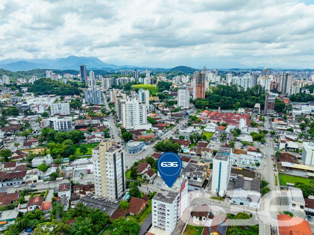 Descubra o estilo de vida que você merece neste encantador apartamento em Anita Garibaldi, Joinville. Com uma área construída de 85,18 m², este imóvel oferece um design bem planejado para maximizar espaço e conforto.
Descrição do Imóvel: Este apartamento é a perfeita combinação de estilo e funcionalidade, com 2 dormitórios espaçosos e mobiliário sob medida, garantindo uma estadia confortável e organizada. A sala de estar, ampla e bem iluminada, possui acesso direto à sacada, onde se pode apreciar uma vista relaxante do bairro. A copa e a cozinha conjugadas são equipadas com armários modernos e facilitam o dia a dia com tudo ao alcance das mãos.
Áreas Comuns e Facilidades: O condomínio oferece uma garagem coberta, assegurando a segurança e a conveniência para seu veículo.
Localização Estratégica: Localizado na tranquila rua pavimentada do bairro Anita Garibaldi, o apartamento está posicionado estrategicamente próximo a serviços essenciais, escolas e centros comerciais, proporcionando uma rotina prática e sem complicação. Com fácil acesso a várias partes da cidade, é ideal para quem busca conveniência e qualidade de vida.
Este imóvel não é apenas um lugar para morar, é um espaço para criar memórias duradouras com sua família. Com mais de 30 anos de experiência no mercado imobiliário, a 636 Negócios Imobiliários tem o prazer de apresentar este excelente apartamento, esperando que você encontre aqui o seu próximo lar. Nosso compromisso com a excelência e a satisfação do cliente garante um processo de compra tranquilo e transparente.
Agende uma visita e venha conhecer o seu novo lar em Joinville!
636 NEGÓCIOS IMOBILIÁRIOS: A SUA MELHOR ESCOLHA
Com mais de 30 anos de experiência, a 636 Negócios Imobiliários é sua parceira ideal para encontrar o imóvel perfeito. Estamos prontos para ajudá-lo a fazer deste imóvel o seu novo lar.
Telefone: (47) 3451-0636
WhatsApp: (47) 99190-0636
Não perca esta oportunidade única. Visite nosso site para mais informações: i636.com.br