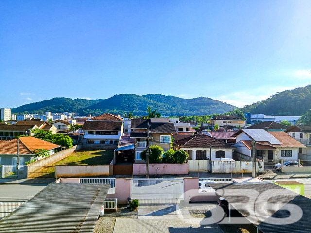 Descubra a harmonia perfeita entre conforto, estilo e localização com este excepcional apartamento no coração de Joinville, SC. Situado no dinâmico bairro Aventureiro, este imóvel não só oferece um estilo de vida prático e moderno, mas também a tranquilidade de estar bem conectado com tudo que você precisa.
Este belíssimo apartamento, possui uma área total de 62,14 m², perfeitamente distribuídos para garantir conforto e funcionalidade. Com uma vaga de garagem coberta e localização privilegiada em uma esquina, o imóvel oferece facilidade de acesso e uma vista deslumbrante do pôr do sol que pode ser apreciada da sacada na suíte.
Internamente, o apartamento se destaca por seu acabamento de alto padrão. O rebaixo de gesso em todos os cômodos cria uma atmosfera elegante e moderna, complementada pela iluminação indireta que destaca cada detalhe do espaço. Os móveis embutidos, que permanecem no imóvel, são de excelente qualidade e foram pensados para maximizar cada metro quadrado disponível.
A sala de estar é espaçosa e se integra harmoniosamente com a copa e cozinha, formando um ambiente perfeito para receber amigos e familiares. A cozinha, prática e funcional, é equipada com armários planejados e uma moderna sacada com churrasqueira, ideal para desfrutar de momentos relaxantes e confraternizações.
O apartamento conta ainda com dois banheiros com ventilação natural, oferecendo um ambiente mais saudável e agradável. A suíte principal, além de espaçosa, possui acesso a uma sacada privativa.
Além das qualidades internas, o imóvel é cercado por uma infraestrutura completa. Com vigilância eletrônica e cerca elétrica, você e sua família desfrutarão de segurança e tranquilidade. A proximidade com vias de acesso, shopping centers, transporte público, escolas e serviços públicos essenciais assegura que todas as suas necessidades estarão ao alcance.
Este apartamento é uma verdadeira joia em Joinville, combinando beleza, conforto e conveniência para criar um lar ideal. Venha conhecer e se apaixonar por cada detalhe. Sua nova vida começa aqui, em um lugar onde cada dia pode ser uma nova descoberta.
636 NEGÓCIOS IMOBILIÁRIOS: A SUA MELHOR ESCOLHA
Com mais de 30 anos de experiência, a 636 Negócios Imobiliários é sua parceira ideal para encontrar o imóvel perfeito. Estamos prontos para ajudá-lo a fazer deste imóvel o seu novo lar.
Telefone: (47) 3451-0636
WhatsApp: (47) 99190-0636
Não perca esta oportunidade única. Visite nosso site para mais informações: i636.com.br