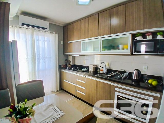 Descubra a harmonia perfeita entre conforto, estilo e localização com este excepcional apartamento no coração de Joinville, SC. Situado no dinâmico bairro Aventureiro, este imóvel não só oferece um estilo de vida prático e moderno, mas também a tranquilidade de estar bem conectado com tudo que você precisa.
Este belíssimo apartamento, possui uma área total de 62,14 m², perfeitamente distribuídos para garantir conforto e funcionalidade. Com uma vaga de garagem coberta e localização privilegiada em uma esquina, o imóvel oferece facilidade de acesso e uma vista deslumbrante do pôr do sol que pode ser apreciada da sacada na suíte.
Internamente, o apartamento se destaca por seu acabamento de alto padrão. O rebaixo de gesso em todos os cômodos cria uma atmosfera elegante e moderna, complementada pela iluminação indireta que destaca cada detalhe do espaço. Os móveis embutidos, que permanecem no imóvel, são de excelente qualidade e foram pensados para maximizar cada metro quadrado disponível.
A sala de estar é espaçosa e se integra harmoniosamente com a copa e cozinha, formando um ambiente perfeito para receber amigos e familiares. A cozinha, prática e funcional, é equipada com armários planejados e uma moderna sacada com churrasqueira, ideal para desfrutar de momentos relaxantes e confraternizações.
O apartamento conta ainda com dois banheiros com ventilação natural, oferecendo um ambiente mais saudável e agradável. A suíte principal, além de espaçosa, possui acesso a uma sacada privativa.
Além das qualidades internas, o imóvel é cercado por uma infraestrutura completa. Com vigilância eletrônica e cerca elétrica, você e sua família desfrutarão de segurança e tranquilidade. A proximidade com vias de acesso, shopping centers, transporte público, escolas e serviços públicos essenciais assegura que todas as suas necessidades estarão ao alcance.
Este apartamento é uma verdadeira joia em Joinville, combinando beleza, conforto e conveniência para criar um lar ideal. Venha conhecer e se apaixonar por cada detalhe. Sua nova vida começa aqui, em um lugar onde cada dia pode ser uma nova descoberta.
636 NEGÓCIOS IMOBILIÁRIOS: A SUA MELHOR ESCOLHA
Com mais de 30 anos de experiência, a 636 Negócios Imobiliários é sua parceira ideal para encontrar o imóvel perfeito. Estamos prontos para ajudá-lo a fazer deste imóvel o seu novo lar.
Telefone: (47) 3451-0636
WhatsApp: (47) 99190-0636
Não perca esta oportunidade única. Visite nosso site para mais informações: i636.com.br