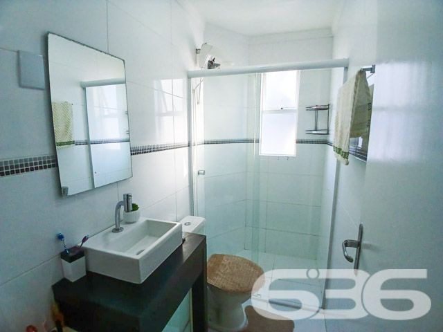Descubra a harmonia perfeita entre conforto, estilo e localização com este excepcional apartamento no coração de Joinville, SC. Situado no dinâmico bairro Aventureiro, este imóvel não só oferece um estilo de vida prático e moderno, mas também a tranquilidade de estar bem conectado com tudo que você precisa.
Este belíssimo apartamento, possui uma área total de 62,14 m², perfeitamente distribuídos para garantir conforto e funcionalidade. Com uma vaga de garagem coberta e localização privilegiada em uma esquina, o imóvel oferece facilidade de acesso e uma vista deslumbrante do pôr do sol que pode ser apreciada da sacada na suíte.
Internamente, o apartamento se destaca por seu acabamento de alto padrão. O rebaixo de gesso em todos os cômodos cria uma atmosfera elegante e moderna, complementada pela iluminação indireta que destaca cada detalhe do espaço. Os móveis embutidos, que permanecem no imóvel, são de excelente qualidade e foram pensados para maximizar cada metro quadrado disponível.
A sala de estar é espaçosa e se integra harmoniosamente com a copa e cozinha, formando um ambiente perfeito para receber amigos e familiares. A cozinha, prática e funcional, é equipada com armários planejados e uma moderna sacada com churrasqueira, ideal para desfrutar de momentos relaxantes e confraternizações.
O apartamento conta ainda com dois banheiros com ventilação natural, oferecendo um ambiente mais saudável e agradável. A suíte principal, além de espaçosa, possui acesso a uma sacada privativa.
Além das qualidades internas, o imóvel é cercado por uma infraestrutura completa. Com vigilância eletrônica e cerca elétrica, você e sua família desfrutarão de segurança e tranquilidade. A proximidade com vias de acesso, shopping centers, transporte público, escolas e serviços públicos essenciais assegura que todas as suas necessidades estarão ao alcance.
Este apartamento é uma verdadeira joia em Joinville, combinando beleza, conforto e conveniência para criar um lar ideal. Venha conhecer e se apaixonar por cada detalhe. Sua nova vida começa aqui, em um lugar onde cada dia pode ser uma nova descoberta.
636 NEGÓCIOS IMOBILIÁRIOS: A SUA MELHOR ESCOLHA
Com mais de 30 anos de experiência, a 636 Negócios Imobiliários é sua parceira ideal para encontrar o imóvel perfeito. Estamos prontos para ajudá-lo a fazer deste imóvel o seu novo lar.
Telefone: (47) 3451-0636
WhatsApp: (47) 99190-0636
Não perca esta oportunidade única. Visite nosso site para mais informações: i636.com.br