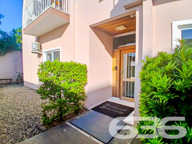 Descubra a harmonia perfeita entre conforto, estilo e localização com este excepcional apartamento no coração de Joinville, SC. Situado no dinâmico bairro Aventureiro, este imóvel não só oferece um estilo de vida prático e moderno, mas também a tranquilidade de estar bem conectado com tudo que você precisa.
Este belíssimo apartamento, possui uma área total de 62,14 m², perfeitamente distribuídos para garantir conforto e funcionalidade. Com uma vaga de garagem coberta e localização privilegiada em uma esquina, o imóvel oferece facilidade de acesso e uma vista deslumbrante do pôr do sol que pode ser apreciada da sacada na suíte.
Internamente, o apartamento se destaca por seu acabamento de alto padrão. O rebaixo de gesso em todos os cômodos cria uma atmosfera elegante e moderna, complementada pela iluminação indireta que destaca cada detalhe do espaço. Os móveis embutidos, que permanecem no imóvel, são de excelente qualidade e foram pensados para maximizar cada metro quadrado disponível.
A sala de estar é espaçosa e se integra harmoniosamente com a copa e cozinha, formando um ambiente perfeito para receber amigos e familiares. A cozinha, prática e funcional, é equipada com armários planejados e uma moderna sacada com churrasqueira, ideal para desfrutar de momentos relaxantes e confraternizações.
O apartamento conta ainda com dois banheiros com ventilação natural, oferecendo um ambiente mais saudável e agradável. A suíte principal, além de espaçosa, possui acesso a uma sacada privativa.
Além das qualidades internas, o imóvel é cercado por uma infraestrutura completa. Com vigilância eletrônica e cerca elétrica, você e sua família desfrutarão de segurança e tranquilidade. A proximidade com vias de acesso, shopping centers, transporte público, escolas e serviços públicos essenciais assegura que todas as suas necessidades estarão ao alcance.
Este apartamento é uma verdadeira joia em Joinville, combinando beleza, conforto e conveniência para criar um lar ideal. Venha conhecer e se apaixonar por cada detalhe. Sua nova vida começa aqui, em um lugar onde cada dia pode ser uma nova descoberta.
636 NEGÓCIOS IMOBILIÁRIOS: A SUA MELHOR ESCOLHA
Com mais de 30 anos de experiência, a 636 Negócios Imobiliários é sua parceira ideal para encontrar o imóvel perfeito. Estamos prontos para ajudá-lo a fazer deste imóvel o seu novo lar.
Telefone: (47) 3451-0636
WhatsApp: (47) 99190-0636
Não perca esta oportunidade única. Visite nosso site para mais informações: i636.com.br