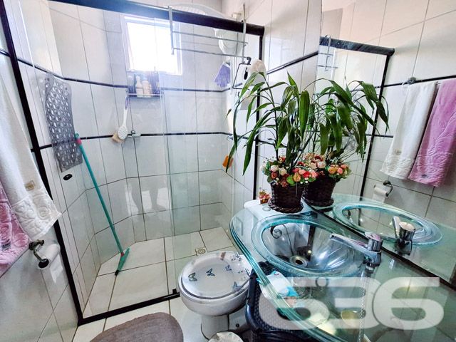 Apartamento no coração de Joinville, no bairro Fátima, estuda permuta. Com uma localização privilegiada em esquina, esse imóvel oferece acessibilidade e conforto, perfeito para quem busca um lar moderno e funcional.

Este apartamento destaca-se por sua arquitetura inteligente e design interior acolhedor. Com 70,44 m² de área útil, o espaço é bem distribuído, incluindo uma sacada com churrasqueira que oferecem um ambiente ideal para relaxar e receber amigos. A área social é integrada, unindo a sala de estar, copa e cozinha em um ambiente convidativo e prático, com móveis planejados e acabamento de alta qualidade. A cozinha é moderna e funcional, perfeita para quem gosta de cozinhar.

O apartamento possui dois dormitórios, cada um com seu próprio apelo e conforto. O quarto principal é espaçoso, podendo facilmente acomodar uma cama de casal e possui armários embutidos, proporcionando um ótimo aproveitamento do espaço. O segundo quarto é igualmente acolhedor, ideal para famílias ou para ser utilizado como escritório.

A infraestrutura do apartamento inclui ainda um banheiro bem equipado e uma área de serviço funcional, garantindo a organização e facilidade na rotina doméstica.

Localizado em uma rua pavimentada e segura, o acesso a serviços, comércios e lazer é facilitado, agregando qualidade de vida aos moradores. Este apartamento não só atende a todas as necessidades modernas de moradia como também representa uma excelente oportunidade de investimento em uma área valorizada e em constante desenvolvimento.

Com mais de 30 anos de experiência no mercado imobiliário, a 636 Negócios Imobiliários tem o prazer de apresentar este exclusivo apartamento. Valorizamos a excelência e a satisfação do cliente, oferecendo não apenas um imóvel, mas um verdadeiro lar. Venha conhecer e se encantar com cada detalhe pensado para o seu conforto e bem-estar. Agende sua visita e descubra seu novo endereço em Joinville, no bairro Fátima.

Este imóvel representa a combinação perfeita de estilo, conforto e localização, ideal para quem busca qualidade de vida e praticidade. Não perca essa oportunidade de investir em um lar especial e bem localizado.
 
636 NEGÓCIOS IMOBILIÁRIOS: A SUA MELHOR ESCOLHA
Com mais de 30 anos de experiência, a 636 Negócios Imobiliários é sua parceira ideal para encontrar o imóvel perfeito. Estamos prontos para ajudá-lo a fazer deste imóvel o seu novo lar.
 
Telefone: (47) 3451-0636
WhatsApp: (47) 99190-0636
 
Não perca esta oportunidade única. Visite nosso site para mais informações: i636.com.br