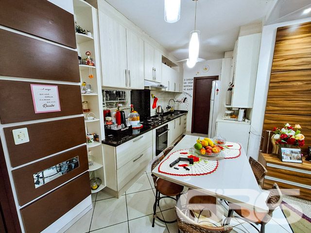 Apartamento no coração de Joinville, no bairro Fátima, estuda permuta. Com uma localização privilegiada em esquina, esse imóvel oferece acessibilidade e conforto, perfeito para quem busca um lar moderno e funcional.

Este apartamento destaca-se por sua arquitetura inteligente e design interior acolhedor. Com 70,44 m² de área útil, o espaço é bem distribuído, incluindo uma sacada com churrasqueira que oferecem um ambiente ideal para relaxar e receber amigos. A área social é integrada, unindo a sala de estar, copa e cozinha em um ambiente convidativo e prático, com móveis planejados e acabamento de alta qualidade. A cozinha é moderna e funcional, perfeita para quem gosta de cozinhar.

O apartamento possui dois dormitórios, cada um com seu próprio apelo e conforto. O quarto principal é espaçoso, podendo facilmente acomodar uma cama de casal e possui armários embutidos, proporcionando um ótimo aproveitamento do espaço. O segundo quarto é igualmente acolhedor, ideal para famílias ou para ser utilizado como escritório.

A infraestrutura do apartamento inclui ainda um banheiro bem equipado e uma área de serviço funcional, garantindo a organização e facilidade na rotina doméstica.

Localizado em uma rua pavimentada e segura, o acesso a serviços, comércios e lazer é facilitado, agregando qualidade de vida aos moradores. Este apartamento não só atende a todas as necessidades modernas de moradia como também representa uma excelente oportunidade de investimento em uma área valorizada e em constante desenvolvimento.

Com mais de 30 anos de experiência no mercado imobiliário, a 636 Negócios Imobiliários tem o prazer de apresentar este exclusivo apartamento. Valorizamos a excelência e a satisfação do cliente, oferecendo não apenas um imóvel, mas um verdadeiro lar. Venha conhecer e se encantar com cada detalhe pensado para o seu conforto e bem-estar. Agende sua visita e descubra seu novo endereço em Joinville, no bairro Fátima.

Este imóvel representa a combinação perfeita de estilo, conforto e localização, ideal para quem busca qualidade de vida e praticidade. Não perca essa oportunidade de investir em um lar especial e bem localizado.
 
636 NEGÓCIOS IMOBILIÁRIOS: A SUA MELHOR ESCOLHA
Com mais de 30 anos de experiência, a 636 Negócios Imobiliários é sua parceira ideal para encontrar o imóvel perfeito. Estamos prontos para ajudá-lo a fazer deste imóvel o seu novo lar.
 
Telefone: (47) 3451-0636
WhatsApp: (47) 99190-0636
 
Não perca esta oportunidade única. Visite nosso site para mais informações: i636.com.br