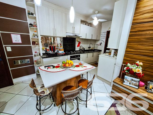 Apartamento no coração de Joinville, no bairro Fátima, estuda permuta. Com uma localização privilegiada em esquina, esse imóvel oferece acessibilidade e conforto, perfeito para quem busca um lar moderno e funcional.

Este apartamento destaca-se por sua arquitetura inteligente e design interior acolhedor. Com 70,44 m² de área útil, o espaço é bem distribuído, incluindo uma sacada com churrasqueira que oferecem um ambiente ideal para relaxar e receber amigos. A área social é integrada, unindo a sala de estar, copa e cozinha em um ambiente convidativo e prático, com móveis planejados e acabamento de alta qualidade. A cozinha é moderna e funcional, perfeita para quem gosta de cozinhar.

O apartamento possui dois dormitórios, cada um com seu próprio apelo e conforto. O quarto principal é espaçoso, podendo facilmente acomodar uma cama de casal e possui armários embutidos, proporcionando um ótimo aproveitamento do espaço. O segundo quarto é igualmente acolhedor, ideal para famílias ou para ser utilizado como escritório.

A infraestrutura do apartamento inclui ainda um banheiro bem equipado e uma área de serviço funcional, garantindo a organização e facilidade na rotina doméstica.

Localizado em uma rua pavimentada e segura, o acesso a serviços, comércios e lazer é facilitado, agregando qualidade de vida aos moradores. Este apartamento não só atende a todas as necessidades modernas de moradia como também representa uma excelente oportunidade de investimento em uma área valorizada e em constante desenvolvimento.

Com mais de 30 anos de experiência no mercado imobiliário, a 636 Negócios Imobiliários tem o prazer de apresentar este exclusivo apartamento. Valorizamos a excelência e a satisfação do cliente, oferecendo não apenas um imóvel, mas um verdadeiro lar. Venha conhecer e se encantar com cada detalhe pensado para o seu conforto e bem-estar. Agende sua visita e descubra seu novo endereço em Joinville, no bairro Fátima.

Este imóvel representa a combinação perfeita de estilo, conforto e localização, ideal para quem busca qualidade de vida e praticidade. Não perca essa oportunidade de investir em um lar especial e bem localizado.
 
636 NEGÓCIOS IMOBILIÁRIOS: A SUA MELHOR ESCOLHA
Com mais de 30 anos de experiência, a 636 Negócios Imobiliários é sua parceira ideal para encontrar o imóvel perfeito. Estamos prontos para ajudá-lo a fazer deste imóvel o seu novo lar.
 
Telefone: (47) 3451-0636
WhatsApp: (47) 99190-0636
 
Não perca esta oportunidade única. Visite nosso site para mais informações: i636.com.br