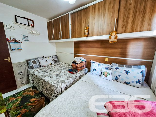 Apartamento no coração de Joinville, no bairro Fátima, estuda permuta. Com uma localização privilegiada em esquina, esse imóvel oferece acessibilidade e conforto, perfeito para quem busca um lar moderno e funcional.

Este apartamento destaca-se por sua arquitetura inteligente e design interior acolhedor. Com 70,44 m² de área útil, o espaço é bem distribuído, incluindo uma sacada com churrasqueira que oferecem um ambiente ideal para relaxar e receber amigos. A área social é integrada, unindo a sala de estar, copa e cozinha em um ambiente convidativo e prático, com móveis planejados e acabamento de alta qualidade. A cozinha é moderna e funcional, perfeita para quem gosta de cozinhar.

O apartamento possui dois dormitórios, cada um com seu próprio apelo e conforto. O quarto principal é espaçoso, podendo facilmente acomodar uma cama de casal e possui armários embutidos, proporcionando um ótimo aproveitamento do espaço. O segundo quarto é igualmente acolhedor, ideal para famílias ou para ser utilizado como escritório.

A infraestrutura do apartamento inclui ainda um banheiro bem equipado e uma área de serviço funcional, garantindo a organização e facilidade na rotina doméstica.

Localizado em uma rua pavimentada e segura, o acesso a serviços, comércios e lazer é facilitado, agregando qualidade de vida aos moradores. Este apartamento não só atende a todas as necessidades modernas de moradia como também representa uma excelente oportunidade de investimento em uma área valorizada e em constante desenvolvimento.

Com mais de 30 anos de experiência no mercado imobiliário, a 636 Negócios Imobiliários tem o prazer de apresentar este exclusivo apartamento. Valorizamos a excelência e a satisfação do cliente, oferecendo não apenas um imóvel, mas um verdadeiro lar. Venha conhecer e se encantar com cada detalhe pensado para o seu conforto e bem-estar. Agende sua visita e descubra seu novo endereço em Joinville, no bairro Fátima.

Este imóvel representa a combinação perfeita de estilo, conforto e localização, ideal para quem busca qualidade de vida e praticidade. Não perca essa oportunidade de investir em um lar especial e bem localizado.
 
636 NEGÓCIOS IMOBILIÁRIOS: A SUA MELHOR ESCOLHA
Com mais de 30 anos de experiência, a 636 Negócios Imobiliários é sua parceira ideal para encontrar o imóvel perfeito. Estamos prontos para ajudá-lo a fazer deste imóvel o seu novo lar.
 
Telefone: (47) 3451-0636
WhatsApp: (47) 99190-0636
 
Não perca esta oportunidade única. Visite nosso site para mais informações: i636.com.br