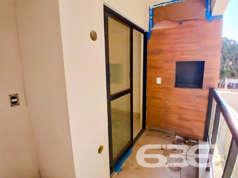 Descubra o seu novo lar em Joinville, Santa Catarina! Apresentamos um apartamento espetacular situado no bairro Anita Garibaldi, uma das regiões mais desejadas da cidade. Este é o espaço ideal para aqueles que valorizam conforto, modernidade e uma localização estratégica.

O apartamento oferece uma área construída de 70,18 m², projetada cuidadosamente para maximizar cada metro quadrado. Ao adentrá-lo, você será surpreendido por um ambiente sofisticado e aconchegante, onde a sala de estar e a sala de jantar integram-se harmoniosamente, proporcionando um espaço perfeito para você criar memórias inesquecíveis com família e amigos.

A unidade possui uma suíte espaçosa e mais um dormitório, atendidos por dois banheiros modernos e bem planejados para seu conforto. A sacada é o espaço ideal para relaxar após um dia de trabalho ou para curtir momentos tranquilos admirando o belo jardim que embeleza o condomínio.

Para sua segurança e conforto, o imóvel conta com portão eletrônico e interfone. A garagem descoberta garante a praticidade do dia a dia. Além disso, a propriedade é totalmente murada ou cercada, oferecendo maior privacidade.

A localização deste apartamento é um verdadeiro destaque. Situa-se em uma esquina, proporcionando fácil acesso a vias principais e tornando-se conveniente para quem precisa se deslocar rapidamente pela cidade. Você estará a poucos minutos de shoppings, transporte público, escolas, hospitais e serviços públicos essenciais, o que facilita a sua rotina e oferece maior qualidade de vida. A presença de conexão de internet por fibra assegura que você esteja sempre bem conectado.

Pensando nos seus melhores amigos de quatro patas? O espaço permite animais, assegurando que todos os membros da família tenham seu merecido espaço.

Não perca esta oportunidade única de adquirir um imóvel que combina estilo de vida moderno com praticidade. Entre em contato com a 636 Negócios Imobiliários e agende uma visita. Este pode ser o seu próximo endereço! Venha conhecer o seu futuro lar e encante-se com tudo o que este apartamento tem a oferecer. Esperamos por você!

 636 NEGÓCIOS IMOBILIÁRIOS: A SUA MELHOR ESCOLHA
Com mais de 30 anos de experiência, a 636 Negócios Imobiliários é sua parceira ideal para encontrar o imóvel perfeito. Estamos prontos para ajudá-lo a fazer deste imóvel o seu novo lar.
 
Telefone: (47) 3451-0636
WhatsApp: (47) 99190-0636
 
Não perca esta oportunidade única. Visite nosso site para mais informações: i636.com.br