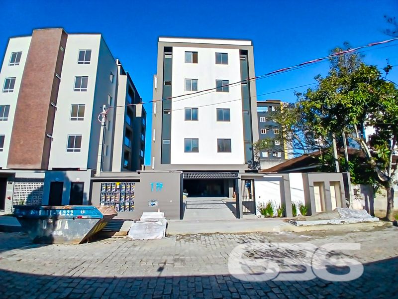 Descubra o seu novo lar em Joinville, Santa Catarina! Apresentamos um apartamento espetacular situado no bairro Anita Garibaldi, uma das regiões mais desejadas da cidade. Este é o espaço ideal para aqueles que valorizam conforto, modernidade e uma localização estratégica.

O apartamento oferece uma área construída de 70,18 m², projetada cuidadosamente para maximizar cada metro quadrado. Ao adentrá-lo, você será surpreendido por um ambiente sofisticado e aconchegante, onde a sala de estar e a sala de jantar integram-se harmoniosamente, proporcionando um espaço perfeito para você criar memórias inesquecíveis com família e amigos.

A unidade possui uma suíte espaçosa e mais um dormitório, atendidos por dois banheiros modernos e bem planejados para seu conforto. A sacada é o espaço ideal para relaxar após um dia de trabalho ou para curtir momentos tranquilos admirando o belo jardim que embeleza o condomínio.

Para sua segurança e conforto, o imóvel conta com portão eletrônico e interfone. A garagem descoberta garante a praticidade do dia a dia. Além disso, a propriedade é totalmente murada ou cercada, oferecendo maior privacidade.

A localização deste apartamento é um verdadeiro destaque. Situa-se em uma esquina, proporcionando fácil acesso a vias principais e tornando-se conveniente para quem precisa se deslocar rapidamente pela cidade. Você estará a poucos minutos de shoppings, transporte público, escolas, hospitais e serviços públicos essenciais, o que facilita a sua rotina e oferece maior qualidade de vida. A presença de conexão de internet por fibra assegura que você esteja sempre bem conectado.

Pensando nos seus melhores amigos de quatro patas? O espaço permite animais, assegurando que todos os membros da família tenham seu merecido espaço.

Não perca esta oportunidade única de adquirir um imóvel que combina estilo de vida moderno com praticidade. Entre em contato com a 636 Negócios Imobiliários e agende uma visita. Este pode ser o seu próximo endereço! Venha conhecer o seu futuro lar e encante-se com tudo o que este apartamento tem a oferecer. Esperamos por você!

 636 NEGÓCIOS IMOBILIÁRIOS: A SUA MELHOR ESCOLHA
Com mais de 30 anos de experiência, a 636 Negócios Imobiliários é sua parceira ideal para encontrar o imóvel perfeito. Estamos prontos para ajudá-lo a fazer deste imóvel o seu novo lar.
 
Telefone: (47) 3451-0636
WhatsApp: (47) 99190-0636
 
Não perca esta oportunidade única. Visite nosso site para mais informações: i636.com.br