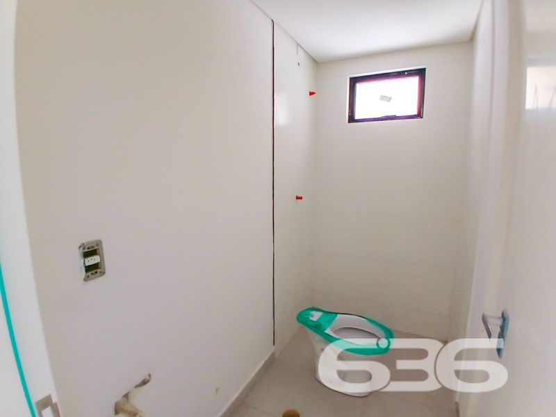 Descubra o seu novo lar em Joinville, Santa Catarina! Apresentamos um apartamento espetacular situado no bairro Anita Garibaldi, uma das regiões mais desejadas da cidade. Este é o espaço ideal para aqueles que valorizam conforto, modernidade e uma localização estratégica.

O apartamento oferece uma área construída de 70,18 m², projetada cuidadosamente para maximizar cada metro quadrado. Ao adentrá-lo, você será surpreendido por um ambiente sofisticado e aconchegante, onde a sala de estar e a sala de jantar integram-se harmoniosamente, proporcionando um espaço perfeito para você criar memórias inesquecíveis com família e amigos.

A unidade possui uma suíte espaçosa e mais um dormitório, atendidos por dois banheiros modernos e bem planejados para seu conforto. A sacada é o espaço ideal para relaxar após um dia de trabalho ou para curtir momentos tranquilos admirando o belo jardim que embeleza o condomínio.

Para sua segurança e conforto, o imóvel conta com portão eletrônico e interfone. A garagem descoberta garante a praticidade do dia a dia. Além disso, a propriedade é totalmente murada ou cercada, oferecendo maior privacidade.

A localização deste apartamento é um verdadeiro destaque. Situa-se em uma esquina, proporcionando fácil acesso a vias principais e tornando-se conveniente para quem precisa se deslocar rapidamente pela cidade. Você estará a poucos minutos de shoppings, transporte público, escolas, hospitais e serviços públicos essenciais, o que facilita a sua rotina e oferece maior qualidade de vida. A presença de conexão de internet por fibra assegura que você esteja sempre bem conectado.

Pensando nos seus melhores amigos de quatro patas? O espaço permite animais, assegurando que todos os membros da família tenham seu merecido espaço.

Não perca esta oportunidade única de adquirir um imóvel que combina estilo de vida moderno com praticidade. Entre em contato com a 636 Negócios Imobiliários e agende uma visita. Este pode ser o seu próximo endereço! Venha conhecer o seu futuro lar e encante-se com tudo o que este apartamento tem a oferecer. Esperamos por você!

 636 NEGÓCIOS IMOBILIÁRIOS: A SUA MELHOR ESCOLHA
Com mais de 30 anos de experiência, a 636 Negócios Imobiliários é sua parceira ideal para encontrar o imóvel perfeito. Estamos prontos para ajudá-lo a fazer deste imóvel o seu novo lar.
 
Telefone: (47) 3451-0636
WhatsApp: (47) 99190-0636
 
Não perca esta oportunidade única. Visite nosso site para mais informações: i636.com.br