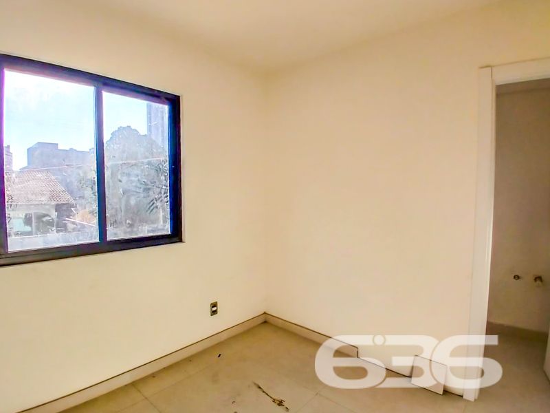 Descubra o seu novo lar em Joinville, Santa Catarina! Apresentamos um apartamento espetacular situado no bairro Anita Garibaldi, uma das regiões mais desejadas da cidade. Este é o espaço ideal para aqueles que valorizam conforto, modernidade e uma localização estratégica.

O apartamento oferece uma área construída de 70,18 m², projetada cuidadosamente para maximizar cada metro quadrado. Ao adentrá-lo, você será surpreendido por um ambiente sofisticado e aconchegante, onde a sala de estar e a sala de jantar integram-se harmoniosamente, proporcionando um espaço perfeito para você criar memórias inesquecíveis com família e amigos.

A unidade possui uma suíte espaçosa e mais um dormitório, atendidos por dois banheiros modernos e bem planejados para seu conforto. A sacada é o espaço ideal para relaxar após um dia de trabalho ou para curtir momentos tranquilos admirando o belo jardim que embeleza o condomínio.

Para sua segurança e conforto, o imóvel conta com portão eletrônico e interfone. A garagem descoberta garante a praticidade do dia a dia. Além disso, a propriedade é totalmente murada ou cercada, oferecendo maior privacidade.

A localização deste apartamento é um verdadeiro destaque. Situa-se em uma esquina, proporcionando fácil acesso a vias principais e tornando-se conveniente para quem precisa se deslocar rapidamente pela cidade. Você estará a poucos minutos de shoppings, transporte público, escolas, hospitais e serviços públicos essenciais, o que facilita a sua rotina e oferece maior qualidade de vida. A presença de conexão de internet por fibra assegura que você esteja sempre bem conectado.

Pensando nos seus melhores amigos de quatro patas? O espaço permite animais, assegurando que todos os membros da família tenham seu merecido espaço.

Não perca esta oportunidade única de adquirir um imóvel que combina estilo de vida moderno com praticidade. Entre em contato com a 636 Negócios Imobiliários e agende uma visita. Este pode ser o seu próximo endereço! Venha conhecer o seu futuro lar e encante-se com tudo o que este apartamento tem a oferecer. Esperamos por você!

 636 NEGÓCIOS IMOBILIÁRIOS: A SUA MELHOR ESCOLHA
Com mais de 30 anos de experiência, a 636 Negócios Imobiliários é sua parceira ideal para encontrar o imóvel perfeito. Estamos prontos para ajudá-lo a fazer deste imóvel o seu novo lar.
 
Telefone: (47) 3451-0636
WhatsApp: (47) 99190-0636
 
Não perca esta oportunidade única. Visite nosso site para mais informações: i636.com.br