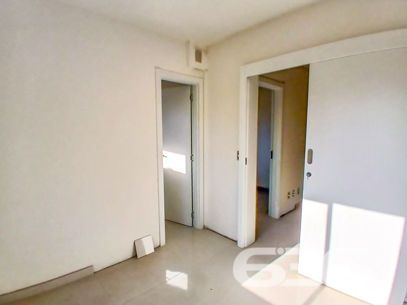 Descubra o seu novo lar em Joinville, Santa Catarina! Apresentamos um apartamento espetacular situado no bairro Anita Garibaldi, uma das regiões mais desejadas da cidade. Este é o espaço ideal para aqueles que valorizam conforto, modernidade e uma localização estratégica.

O apartamento oferece uma área construída de 70,18 m², projetada cuidadosamente para maximizar cada metro quadrado. Ao adentrá-lo, você será surpreendido por um ambiente sofisticado e aconchegante, onde a sala de estar e a sala de jantar integram-se harmoniosamente, proporcionando um espaço perfeito para você criar memórias inesquecíveis com família e amigos.

A unidade possui uma suíte espaçosa e mais um dormitório, atendidos por dois banheiros modernos e bem planejados para seu conforto. A sacada é o espaço ideal para relaxar após um dia de trabalho ou para curtir momentos tranquilos admirando o belo jardim que embeleza o condomínio.

Para sua segurança e conforto, o imóvel conta com portão eletrônico e interfone. A garagem descoberta garante a praticidade do dia a dia. Além disso, a propriedade é totalmente murada ou cercada, oferecendo maior privacidade.

A localização deste apartamento é um verdadeiro destaque. Situa-se em uma esquina, proporcionando fácil acesso a vias principais e tornando-se conveniente para quem precisa se deslocar rapidamente pela cidade. Você estará a poucos minutos de shoppings, transporte público, escolas, hospitais e serviços públicos essenciais, o que facilita a sua rotina e oferece maior qualidade de vida. A presença de conexão de internet por fibra assegura que você esteja sempre bem conectado.

Pensando nos seus melhores amigos de quatro patas? O espaço permite animais, assegurando que todos os membros da família tenham seu merecido espaço.

Não perca esta oportunidade única de adquirir um imóvel que combina estilo de vida moderno com praticidade. Entre em contato com a 636 Negócios Imobiliários e agende uma visita. Este pode ser o seu próximo endereço! Venha conhecer o seu futuro lar e encante-se com tudo o que este apartamento tem a oferecer. Esperamos por você!

 636 NEGÓCIOS IMOBILIÁRIOS: A SUA MELHOR ESCOLHA
Com mais de 30 anos de experiência, a 636 Negócios Imobiliários é sua parceira ideal para encontrar o imóvel perfeito. Estamos prontos para ajudá-lo a fazer deste imóvel o seu novo lar.
 
Telefone: (47) 3451-0636
WhatsApp: (47) 99190-0636
 
Não perca esta oportunidade única. Visite nosso site para mais informações: i636.com.br