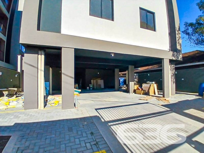 Descubra o seu novo lar em Joinville, Santa Catarina! Apresentamos um apartamento espetacular situado no bairro Anita Garibaldi, uma das regiões mais desejadas da cidade. Este é o espaço ideal para aqueles que valorizam conforto, modernidade e uma localização estratégica.

O apartamento oferece uma área construída de 70,18 m², projetada cuidadosamente para maximizar cada metro quadrado. Ao adentrá-lo, você será surpreendido por um ambiente sofisticado e aconchegante, onde a sala de estar e a sala de jantar integram-se harmoniosamente, proporcionando um espaço perfeito para você criar memórias inesquecíveis com família e amigos.

A unidade possui uma suíte espaçosa e mais um dormitório, atendidos por dois banheiros modernos e bem planejados para seu conforto. A sacada é o espaço ideal para relaxar após um dia de trabalho ou para curtir momentos tranquilos admirando o belo jardim que embeleza o condomínio.

Para sua segurança e conforto, o imóvel conta com portão eletrônico e interfone. A garagem descoberta garante a praticidade do dia a dia. Além disso, a propriedade é totalmente murada ou cercada, oferecendo maior privacidade.

A localização deste apartamento é um verdadeiro destaque. Situa-se em uma esquina, proporcionando fácil acesso a vias principais e tornando-se conveniente para quem precisa se deslocar rapidamente pela cidade. Você estará a poucos minutos de shoppings, transporte público, escolas, hospitais e serviços públicos essenciais, o que facilita a sua rotina e oferece maior qualidade de vida. A presença de conexão de internet por fibra assegura que você esteja sempre bem conectado.

Pensando nos seus melhores amigos de quatro patas? O espaço permite animais, assegurando que todos os membros da família tenham seu merecido espaço.

Não perca esta oportunidade única de adquirir um imóvel que combina estilo de vida moderno com praticidade. Entre em contato com a 636 Negócios Imobiliários e agende uma visita. Este pode ser o seu próximo endereço! Venha conhecer o seu futuro lar e encante-se com tudo o que este apartamento tem a oferecer. Esperamos por você!

 636 NEGÓCIOS IMOBILIÁRIOS: A SUA MELHOR ESCOLHA
Com mais de 30 anos de experiência, a 636 Negócios Imobiliários é sua parceira ideal para encontrar o imóvel perfeito. Estamos prontos para ajudá-lo a fazer deste imóvel o seu novo lar.
 
Telefone: (47) 3451-0636
WhatsApp: (47) 99190-0636
 
Não perca esta oportunidade única. Visite nosso site para mais informações: i636.com.br