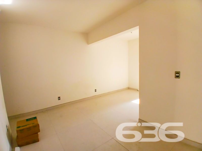 Descubra o seu novo lar em Joinville, Santa Catarina! Apresentamos um apartamento espetacular situado no bairro Anita Garibaldi, uma das regiões mais desejadas da cidade. Este é o espaço ideal para aqueles que valorizam conforto, modernidade e uma localização estratégica.

O apartamento oferece uma área construída de 70,18 m², projetada cuidadosamente para maximizar cada metro quadrado. Ao adentrá-lo, você será surpreendido por um ambiente sofisticado e aconchegante, onde a sala de estar e a sala de jantar integram-se harmoniosamente, proporcionando um espaço perfeito para você criar memórias inesquecíveis com família e amigos.

A unidade possui uma suíte espaçosa e mais um dormitório, atendidos por dois banheiros modernos e bem planejados para seu conforto. A sacada é o espaço ideal para relaxar após um dia de trabalho ou para curtir momentos tranquilos admirando o belo jardim que embeleza o condomínio.

Para sua segurança e conforto, o imóvel conta com portão eletrônico e interfone. A garagem descoberta garante a praticidade do dia a dia. Além disso, a propriedade é totalmente murada ou cercada, oferecendo maior privacidade.

A localização deste apartamento é um verdadeiro destaque. Situa-se em uma esquina, proporcionando fácil acesso a vias principais e tornando-se conveniente para quem precisa se deslocar rapidamente pela cidade. Você estará a poucos minutos de shoppings, transporte público, escolas, hospitais e serviços públicos essenciais, o que facilita a sua rotina e oferece maior qualidade de vida. A presença de conexão de internet por fibra assegura que você esteja sempre bem conectado.

Pensando nos seus melhores amigos de quatro patas? O espaço permite animais, assegurando que todos os membros da família tenham seu merecido espaço.

Não perca esta oportunidade única de adquirir um imóvel que combina estilo de vida moderno com praticidade. Entre em contato com a 636 Negócios Imobiliários e agende uma visita. Este pode ser o seu próximo endereço! Venha conhecer o seu futuro lar e encante-se com tudo o que este apartamento tem a oferecer. Esperamos por você!

 636 NEGÓCIOS IMOBILIÁRIOS: A SUA MELHOR ESCOLHA
Com mais de 30 anos de experiência, a 636 Negócios Imobiliários é sua parceira ideal para encontrar o imóvel perfeito. Estamos prontos para ajudá-lo a fazer deste imóvel o seu novo lar.
 
Telefone: (47) 3451-0636
WhatsApp: (47) 99190-0636
 
Não perca esta oportunidade única. Visite nosso site para mais informações: i636.com.br