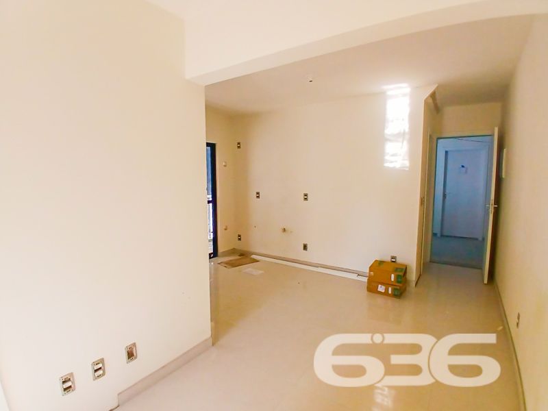 Descubra o seu novo lar em Joinville, Santa Catarina! Apresentamos um apartamento espetacular situado no bairro Anita Garibaldi, uma das regiões mais desejadas da cidade. Este é o espaço ideal para aqueles que valorizam conforto, modernidade e uma localização estratégica.

O apartamento oferece uma área construída de 70,18 m², projetada cuidadosamente para maximizar cada metro quadrado. Ao adentrá-lo, você será surpreendido por um ambiente sofisticado e aconchegante, onde a sala de estar e a sala de jantar integram-se harmoniosamente, proporcionando um espaço perfeito para você criar memórias inesquecíveis com família e amigos.

A unidade possui uma suíte espaçosa e mais um dormitório, atendidos por dois banheiros modernos e bem planejados para seu conforto. A sacada é o espaço ideal para relaxar após um dia de trabalho ou para curtir momentos tranquilos admirando o belo jardim que embeleza o condomínio.

Para sua segurança e conforto, o imóvel conta com portão eletrônico e interfone. A garagem descoberta garante a praticidade do dia a dia. Além disso, a propriedade é totalmente murada ou cercada, oferecendo maior privacidade.

A localização deste apartamento é um verdadeiro destaque. Situa-se em uma esquina, proporcionando fácil acesso a vias principais e tornando-se conveniente para quem precisa se deslocar rapidamente pela cidade. Você estará a poucos minutos de shoppings, transporte público, escolas, hospitais e serviços públicos essenciais, o que facilita a sua rotina e oferece maior qualidade de vida. A presença de conexão de internet por fibra assegura que você esteja sempre bem conectado.

Pensando nos seus melhores amigos de quatro patas? O espaço permite animais, assegurando que todos os membros da família tenham seu merecido espaço.

Não perca esta oportunidade única de adquirir um imóvel que combina estilo de vida moderno com praticidade. Entre em contato com a 636 Negócios Imobiliários e agende uma visita. Este pode ser o seu próximo endereço! Venha conhecer o seu futuro lar e encante-se com tudo o que este apartamento tem a oferecer. Esperamos por você!

 636 NEGÓCIOS IMOBILIÁRIOS: A SUA MELHOR ESCOLHA
Com mais de 30 anos de experiência, a 636 Negócios Imobiliários é sua parceira ideal para encontrar o imóvel perfeito. Estamos prontos para ajudá-lo a fazer deste imóvel o seu novo lar.
 
Telefone: (47) 3451-0636
WhatsApp: (47) 99190-0636
 
Não perca esta oportunidade única. Visite nosso site para mais informações: i636.com.br