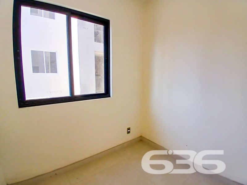 Descubra o seu novo lar em Joinville, Santa Catarina! Apresentamos um apartamento espetacular situado no bairro Anita Garibaldi, uma das regiões mais desejadas da cidade. Este é o espaço ideal para aqueles que valorizam conforto, modernidade e uma localização estratégica.

O apartamento oferece uma área construída de 70,18 m², projetada cuidadosamente para maximizar cada metro quadrado. Ao adentrá-lo, você será surpreendido por um ambiente sofisticado e aconchegante, onde a sala de estar e a sala de jantar integram-se harmoniosamente, proporcionando um espaço perfeito para você criar memórias inesquecíveis com família e amigos.

A unidade possui uma suíte espaçosa e mais um dormitório, atendidos por dois banheiros modernos e bem planejados para seu conforto. A sacada é o espaço ideal para relaxar após um dia de trabalho ou para curtir momentos tranquilos admirando o belo jardim que embeleza o condomínio.

Para sua segurança e conforto, o imóvel conta com portão eletrônico e interfone. A garagem descoberta garante a praticidade do dia a dia. Além disso, a propriedade é totalmente murada ou cercada, oferecendo maior privacidade.

A localização deste apartamento é um verdadeiro destaque. Situa-se em uma esquina, proporcionando fácil acesso a vias principais e tornando-se conveniente para quem precisa se deslocar rapidamente pela cidade. Você estará a poucos minutos de shoppings, transporte público, escolas, hospitais e serviços públicos essenciais, o que facilita a sua rotina e oferece maior qualidade de vida. A presença de conexão de internet por fibra assegura que você esteja sempre bem conectado.

Pensando nos seus melhores amigos de quatro patas? O espaço permite animais, assegurando que todos os membros da família tenham seu merecido espaço.

Não perca esta oportunidade única de adquirir um imóvel que combina estilo de vida moderno com praticidade. Entre em contato com a 636 Negócios Imobiliários e agende uma visita. Este pode ser o seu próximo endereço! Venha conhecer o seu futuro lar e encante-se com tudo o que este apartamento tem a oferecer. Esperamos por você!

 636 NEGÓCIOS IMOBILIÁRIOS: A SUA MELHOR ESCOLHA
Com mais de 30 anos de experiência, a 636 Negócios Imobiliários é sua parceira ideal para encontrar o imóvel perfeito. Estamos prontos para ajudá-lo a fazer deste imóvel o seu novo lar.
 
Telefone: (47) 3451-0636
WhatsApp: (47) 99190-0636
 
Não perca esta oportunidade única. Visite nosso site para mais informações: i636.com.br