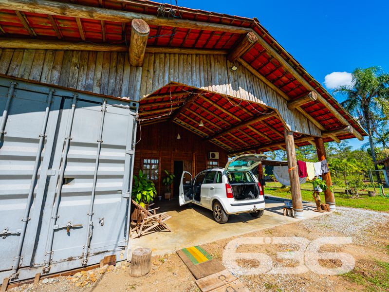 Seu refúgio em meio à natureza com quase 91 mil m² em Balneário Barra do Sul!
Para quem valoriza a tranquilidade, o contato com a natureza e o conforto de uma vida no campo sem abrir mão da praticidade urbana, esta chácara é simplesmente ideal. Localizada no bairro Pinheiros, em Balneário Barra do Sul/SC, com acesso facilitado por rua pavimentada e cercada por muito verde, esta propriedade surpreende pela amplitude e potencial.
Com impressionantes 90.896,73m² de terreno, a área oferece topografia com leve aclive, vegetação consolidada, pastagem, pomar, horta, galpão rústico e um aconchegante lar, com 150m² de área construída.
A residência principal é charmosa, em estilo rústico e bem funcional, composta por:
2 dormitórios amplos,
Sala de estar e jantar integradas à cozinha em conceito aberto,
Banheiro social,
Fogão a lenha,
Varanda com redes para momentos de descanso,
Área de serviço.
Além disso, o imóvel conta com:
5 vagas descobertas e 2 cobertas para estacionamento,
Internet via fibra óptica,
Móveis de cozinha e embutidos que permanecem no imóvel,
Jardim cuidado com esmero e espaço ideal para quem deseja criar animais ou expandir a área construída.
Cercado e com acesso facilitado, o imóvel está próximo a escolas, transporte público, hospitais e serviços essenciais — ideal tanto para quem quer viver com qualidade quanto para quem pensa em investir em turismo rural, lazer ou produção agrícola.
Não perca a oportunidade de adquirir essa propriedade única, com grande extensão territorial e enorme potencial de aproveitamento em uma das regiões mais valorizadas do litoral norte catarinense.
636 NEGÓCIOS IMOBILIÁRIOS: A SUA MELHOR ESCOLHA
Com mais de 30 anos de experiência, a 636 Negócios Imobiliários é sua parceira ideal para encontrar o imóvel perfeito. Estamos prontos para ajudá-lo a fazer deste imóvel o seu novo lar.
Telefone: (47) 3451-0636
WhatsApp: (47) 99190-0636
Não perca esta oportunidade única. Visite nosso site para mais informações: i636.com.br