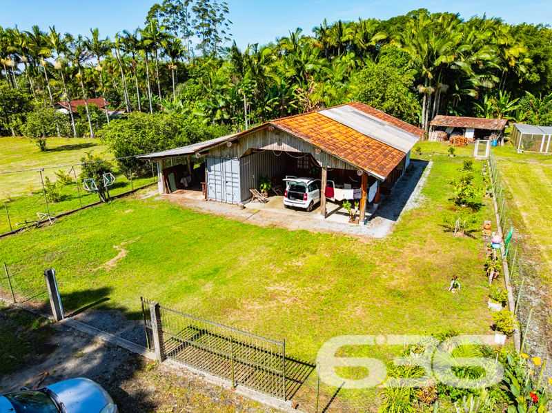 Seu refúgio em meio à natureza com quase 91 mil m² em Balneário Barra do Sul!
Para quem valoriza a tranquilidade, o contato com a natureza e o conforto de uma vida no campo sem abrir mão da praticidade urbana, esta chácara é simplesmente ideal. Localizada no bairro Pinheiros, em Balneário Barra do Sul/SC, com acesso facilitado por rua pavimentada e cercada por muito verde, esta propriedade surpreende pela amplitude e potencial.
Com impressionantes 90.896,73m² de terreno, a área oferece topografia com leve aclive, vegetação consolidada, pastagem, pomar, horta, galpão rústico e um aconchegante lar, com 150m² de área construída.
A residência principal é charmosa, em estilo rústico e bem funcional, composta por:
2 dormitórios amplos,
Sala de estar e jantar integradas à cozinha em conceito aberto,
Banheiro social,
Fogão a lenha,
Varanda com redes para momentos de descanso,
Área de serviço.
Além disso, o imóvel conta com:
5 vagas descobertas e 2 cobertas para estacionamento,
Internet via fibra óptica,
Móveis de cozinha e embutidos que permanecem no imóvel,
Jardim cuidado com esmero e espaço ideal para quem deseja criar animais ou expandir a área construída.
Cercado e com acesso facilitado, o imóvel está próximo a escolas, transporte público, hospitais e serviços essenciais — ideal tanto para quem quer viver com qualidade quanto para quem pensa em investir em turismo rural, lazer ou produção agrícola.
Não perca a oportunidade de adquirir essa propriedade única, com grande extensão territorial e enorme potencial de aproveitamento em uma das regiões mais valorizadas do litoral norte catarinense.
636 NEGÓCIOS IMOBILIÁRIOS: A SUA MELHOR ESCOLHA
Com mais de 30 anos de experiência, a 636 Negócios Imobiliários é sua parceira ideal para encontrar o imóvel perfeito. Estamos prontos para ajudá-lo a fazer deste imóvel o seu novo lar.
Telefone: (47) 3451-0636
WhatsApp: (47) 99190-0636
Não perca esta oportunidade única. Visite nosso site para mais informações: i636.com.br
