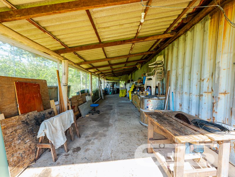 Seu refúgio em meio à natureza com quase 91 mil m² em Balneário Barra do Sul!
Para quem valoriza a tranquilidade, o contato com a natureza e o conforto de uma vida no campo sem abrir mão da praticidade urbana, esta chácara é simplesmente ideal. Localizada no bairro Pinheiros, em Balneário Barra do Sul/SC, com acesso facilitado por rua pavimentada e cercada por muito verde, esta propriedade surpreende pela amplitude e potencial.
Com impressionantes 90.896,73m² de terreno, a área oferece topografia com leve aclive, vegetação consolidada, pastagem, pomar, horta, galpão rústico e um aconchegante lar, com 150m² de área construída.
A residência principal é charmosa, em estilo rústico e bem funcional, composta por:
2 dormitórios amplos,
Sala de estar e jantar integradas à cozinha em conceito aberto,
Banheiro social,
Fogão a lenha,
Varanda com redes para momentos de descanso,
Área de serviço.
Além disso, o imóvel conta com:
5 vagas descobertas e 2 cobertas para estacionamento,
Internet via fibra óptica,
Móveis de cozinha e embutidos que permanecem no imóvel,
Jardim cuidado com esmero e espaço ideal para quem deseja criar animais ou expandir a área construída.
Cercado e com acesso facilitado, o imóvel está próximo a escolas, transporte público, hospitais e serviços essenciais — ideal tanto para quem quer viver com qualidade quanto para quem pensa em investir em turismo rural, lazer ou produção agrícola.
Não perca a oportunidade de adquirir essa propriedade única, com grande extensão territorial e enorme potencial de aproveitamento em uma das regiões mais valorizadas do litoral norte catarinense.
636 NEGÓCIOS IMOBILIÁRIOS: A SUA MELHOR ESCOLHA
Com mais de 30 anos de experiência, a 636 Negócios Imobiliários é sua parceira ideal para encontrar o imóvel perfeito. Estamos prontos para ajudá-lo a fazer deste imóvel o seu novo lar.
Telefone: (47) 3451-0636
WhatsApp: (47) 99190-0636
Não perca esta oportunidade única. Visite nosso site para mais informações: i636.com.br