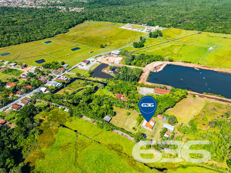 Seu refúgio em meio à natureza com quase 91 mil m² em Balneário Barra do Sul!
Para quem valoriza a tranquilidade, o contato com a natureza e o conforto de uma vida no campo sem abrir mão da praticidade urbana, esta chácara é simplesmente ideal. Localizada no bairro Pinheiros, em Balneário Barra do Sul/SC, com acesso facilitado por rua pavimentada e cercada por muito verde, esta propriedade surpreende pela amplitude e potencial.
Com impressionantes 90.896,73m² de terreno, a área oferece topografia com leve aclive, vegetação consolidada, pastagem, pomar, horta, galpão rústico e um aconchegante lar, com 150m² de área construída.
A residência principal é charmosa, em estilo rústico e bem funcional, composta por:
2 dormitórios amplos,
Sala de estar e jantar integradas à cozinha em conceito aberto,
Banheiro social,
Fogão a lenha,
Varanda com redes para momentos de descanso,
Área de serviço.
Além disso, o imóvel conta com:
5 vagas descobertas e 2 cobertas para estacionamento,
Internet via fibra óptica,
Móveis de cozinha e embutidos que permanecem no imóvel,
Jardim cuidado com esmero e espaço ideal para quem deseja criar animais ou expandir a área construída.
Cercado e com acesso facilitado, o imóvel está próximo a escolas, transporte público, hospitais e serviços essenciais — ideal tanto para quem quer viver com qualidade quanto para quem pensa em investir em turismo rural, lazer ou produção agrícola.
Não perca a oportunidade de adquirir essa propriedade única, com grande extensão territorial e enorme potencial de aproveitamento em uma das regiões mais valorizadas do litoral norte catarinense.
636 NEGÓCIOS IMOBILIÁRIOS: A SUA MELHOR ESCOLHA
Com mais de 30 anos de experiência, a 636 Negócios Imobiliários é sua parceira ideal para encontrar o imóvel perfeito. Estamos prontos para ajudá-lo a fazer deste imóvel o seu novo lar.
Telefone: (47) 3451-0636
WhatsApp: (47) 99190-0636
Não perca esta oportunidade única. Visite nosso site para mais informações: i636.com.br