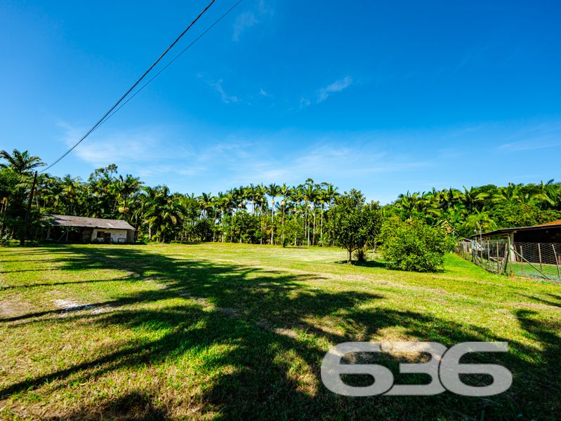 Seu refúgio em meio à natureza com quase 91 mil m² em Balneário Barra do Sul!
Para quem valoriza a tranquilidade, o contato com a natureza e o conforto de uma vida no campo sem abrir mão da praticidade urbana, esta chácara é simplesmente ideal. Localizada no bairro Pinheiros, em Balneário Barra do Sul/SC, com acesso facilitado por rua pavimentada e cercada por muito verde, esta propriedade surpreende pela amplitude e potencial.
Com impressionantes 90.896,73m² de terreno, a área oferece topografia com leve aclive, vegetação consolidada, pastagem, pomar, horta, galpão rústico e um aconchegante lar, com 150m² de área construída.
A residência principal é charmosa, em estilo rústico e bem funcional, composta por:
2 dormitórios amplos,
Sala de estar e jantar integradas à cozinha em conceito aberto,
Banheiro social,
Fogão a lenha,
Varanda com redes para momentos de descanso,
Área de serviço.
Além disso, o imóvel conta com:
5 vagas descobertas e 2 cobertas para estacionamento,
Internet via fibra óptica,
Móveis de cozinha e embutidos que permanecem no imóvel,
Jardim cuidado com esmero e espaço ideal para quem deseja criar animais ou expandir a área construída.
Cercado e com acesso facilitado, o imóvel está próximo a escolas, transporte público, hospitais e serviços essenciais — ideal tanto para quem quer viver com qualidade quanto para quem pensa em investir em turismo rural, lazer ou produção agrícola.
Não perca a oportunidade de adquirir essa propriedade única, com grande extensão territorial e enorme potencial de aproveitamento em uma das regiões mais valorizadas do litoral norte catarinense.
636 NEGÓCIOS IMOBILIÁRIOS: A SUA MELHOR ESCOLHA
Com mais de 30 anos de experiência, a 636 Negócios Imobiliários é sua parceira ideal para encontrar o imóvel perfeito. Estamos prontos para ajudá-lo a fazer deste imóvel o seu novo lar.
Telefone: (47) 3451-0636
WhatsApp: (47) 99190-0636
Não perca esta oportunidade única. Visite nosso site para mais informações: i636.com.br