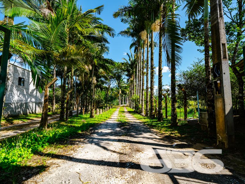 Seu refúgio em meio à natureza com quase 91 mil m² em Balneário Barra do Sul!
Para quem valoriza a tranquilidade, o contato com a natureza e o conforto de uma vida no campo sem abrir mão da praticidade urbana, esta chácara é simplesmente ideal. Localizada no bairro Pinheiros, em Balneário Barra do Sul/SC, com acesso facilitado por rua pavimentada e cercada por muito verde, esta propriedade surpreende pela amplitude e potencial.
Com impressionantes 90.896,73m² de terreno, a área oferece topografia com leve aclive, vegetação consolidada, pastagem, pomar, horta, galpão rústico e um aconchegante lar, com 150m² de área construída.
A residência principal é charmosa, em estilo rústico e bem funcional, composta por:
2 dormitórios amplos,
Sala de estar e jantar integradas à cozinha em conceito aberto,
Banheiro social,
Fogão a lenha,
Varanda com redes para momentos de descanso,
Área de serviço.
Além disso, o imóvel conta com:
5 vagas descobertas e 2 cobertas para estacionamento,
Internet via fibra óptica,
Móveis de cozinha e embutidos que permanecem no imóvel,
Jardim cuidado com esmero e espaço ideal para quem deseja criar animais ou expandir a área construída.
Cercado e com acesso facilitado, o imóvel está próximo a escolas, transporte público, hospitais e serviços essenciais — ideal tanto para quem quer viver com qualidade quanto para quem pensa em investir em turismo rural, lazer ou produção agrícola.
Não perca a oportunidade de adquirir essa propriedade única, com grande extensão territorial e enorme potencial de aproveitamento em uma das regiões mais valorizadas do litoral norte catarinense.
636 NEGÓCIOS IMOBILIÁRIOS: A SUA MELHOR ESCOLHA
Com mais de 30 anos de experiência, a 636 Negócios Imobiliários é sua parceira ideal para encontrar o imóvel perfeito. Estamos prontos para ajudá-lo a fazer deste imóvel o seu novo lar.
Telefone: (47) 3451-0636
WhatsApp: (47) 99190-0636
Não perca esta oportunidade única. Visite nosso site para mais informações: i636.com.br
