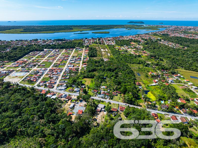 Seu refúgio em meio à natureza com quase 91 mil m² em Balneário Barra do Sul!
Para quem valoriza a tranquilidade, o contato com a natureza e o conforto de uma vida no campo sem abrir mão da praticidade urbana, esta chácara é simplesmente ideal. Localizada no bairro Pinheiros, em Balneário Barra do Sul/SC, com acesso facilitado por rua pavimentada e cercada por muito verde, esta propriedade surpreende pela amplitude e potencial.
Com impressionantes 90.896,73m² de terreno, a área oferece topografia com leve aclive, vegetação consolidada, pastagem, pomar, horta, galpão rústico e um aconchegante lar, com 150m² de área construída.
A residência principal é charmosa, em estilo rústico e bem funcional, composta por:
2 dormitórios amplos,
Sala de estar e jantar integradas à cozinha em conceito aberto,
Banheiro social,
Fogão a lenha,
Varanda com redes para momentos de descanso,
Área de serviço.
Além disso, o imóvel conta com:
5 vagas descobertas e 2 cobertas para estacionamento,
Internet via fibra óptica,
Móveis de cozinha e embutidos que permanecem no imóvel,
Jardim cuidado com esmero e espaço ideal para quem deseja criar animais ou expandir a área construída.
Cercado e com acesso facilitado, o imóvel está próximo a escolas, transporte público, hospitais e serviços essenciais — ideal tanto para quem quer viver com qualidade quanto para quem pensa em investir em turismo rural, lazer ou produção agrícola.
Não perca a oportunidade de adquirir essa propriedade única, com grande extensão territorial e enorme potencial de aproveitamento em uma das regiões mais valorizadas do litoral norte catarinense.
636 NEGÓCIOS IMOBILIÁRIOS: A SUA MELHOR ESCOLHA
Com mais de 30 anos de experiência, a 636 Negócios Imobiliários é sua parceira ideal para encontrar o imóvel perfeito. Estamos prontos para ajudá-lo a fazer deste imóvel o seu novo lar.
Telefone: (47) 3451-0636
WhatsApp: (47) 99190-0636
Não perca esta oportunidade única. Visite nosso site para mais informações: i636.com.br