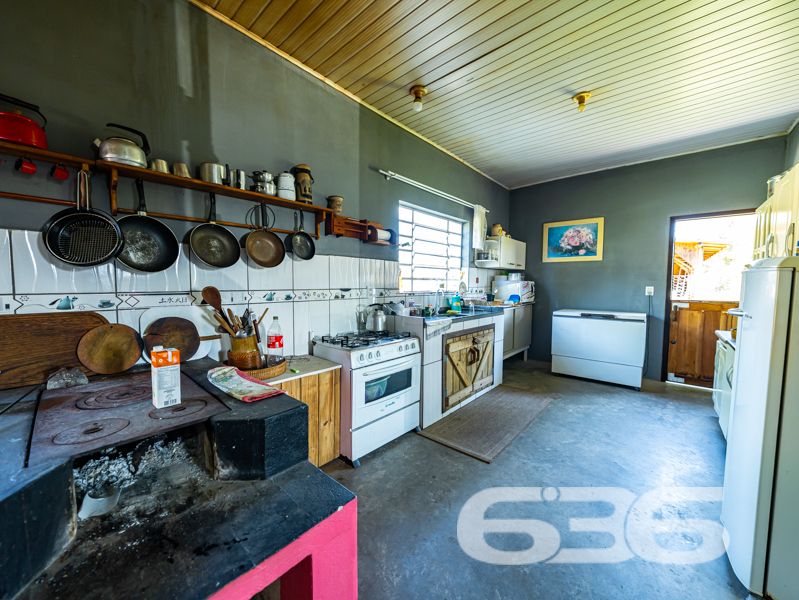 Seu refúgio em meio à natureza com quase 91 mil m² em Balneário Barra do Sul!
Para quem valoriza a tranquilidade, o contato com a natureza e o conforto de uma vida no campo sem abrir mão da praticidade urbana, esta chácara é simplesmente ideal. Localizada no bairro Pinheiros, em Balneário Barra do Sul/SC, com acesso facilitado por rua pavimentada e cercada por muito verde, esta propriedade surpreende pela amplitude e potencial.
Com impressionantes 90.896,73m² de terreno, a área oferece topografia com leve aclive, vegetação consolidada, pastagem, pomar, horta, galpão rústico e um aconchegante lar, com 150m² de área construída.
A residência principal é charmosa, em estilo rústico e bem funcional, composta por:
2 dormitórios amplos,
Sala de estar e jantar integradas à cozinha em conceito aberto,
Banheiro social,
Fogão a lenha,
Varanda com redes para momentos de descanso,
Área de serviço.
Além disso, o imóvel conta com:
5 vagas descobertas e 2 cobertas para estacionamento,
Internet via fibra óptica,
Móveis de cozinha e embutidos que permanecem no imóvel,
Jardim cuidado com esmero e espaço ideal para quem deseja criar animais ou expandir a área construída.
Cercado e com acesso facilitado, o imóvel está próximo a escolas, transporte público, hospitais e serviços essenciais — ideal tanto para quem quer viver com qualidade quanto para quem pensa em investir em turismo rural, lazer ou produção agrícola.
Não perca a oportunidade de adquirir essa propriedade única, com grande extensão territorial e enorme potencial de aproveitamento em uma das regiões mais valorizadas do litoral norte catarinense.
636 NEGÓCIOS IMOBILIÁRIOS: A SUA MELHOR ESCOLHA
Com mais de 30 anos de experiência, a 636 Negócios Imobiliários é sua parceira ideal para encontrar o imóvel perfeito. Estamos prontos para ajudá-lo a fazer deste imóvel o seu novo lar.
Telefone: (47) 3451-0636
WhatsApp: (47) 99190-0636
Não perca esta oportunidade única. Visite nosso site para mais informações: i636.com.br