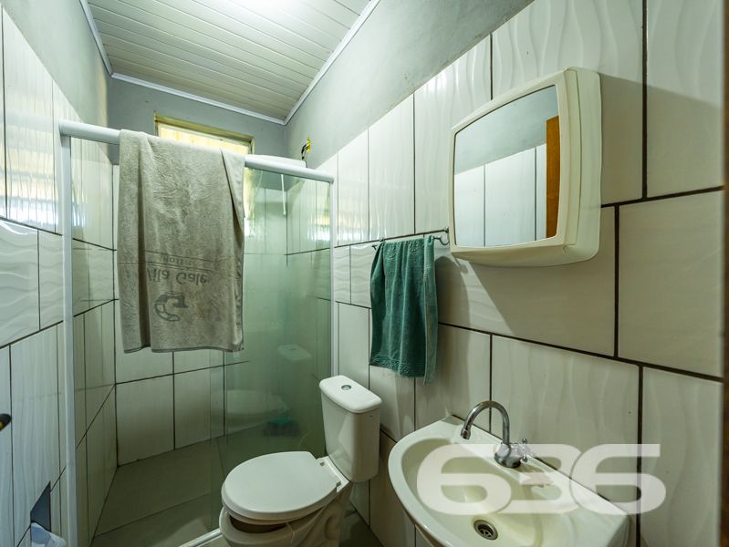 Seu refúgio em meio à natureza com quase 91 mil m² em Balneário Barra do Sul!
Para quem valoriza a tranquilidade, o contato com a natureza e o conforto de uma vida no campo sem abrir mão da praticidade urbana, esta chácara é simplesmente ideal. Localizada no bairro Pinheiros, em Balneário Barra do Sul/SC, com acesso facilitado por rua pavimentada e cercada por muito verde, esta propriedade surpreende pela amplitude e potencial.
Com impressionantes 90.896,73m² de terreno, a área oferece topografia com leve aclive, vegetação consolidada, pastagem, pomar, horta, galpão rústico e um aconchegante lar, com 150m² de área construída.
A residência principal é charmosa, em estilo rústico e bem funcional, composta por:
2 dormitórios amplos,
Sala de estar e jantar integradas à cozinha em conceito aberto,
Banheiro social,
Fogão a lenha,
Varanda com redes para momentos de descanso,
Área de serviço.
Além disso, o imóvel conta com:
5 vagas descobertas e 2 cobertas para estacionamento,
Internet via fibra óptica,
Móveis de cozinha e embutidos que permanecem no imóvel,
Jardim cuidado com esmero e espaço ideal para quem deseja criar animais ou expandir a área construída.
Cercado e com acesso facilitado, o imóvel está próximo a escolas, transporte público, hospitais e serviços essenciais — ideal tanto para quem quer viver com qualidade quanto para quem pensa em investir em turismo rural, lazer ou produção agrícola.
Não perca a oportunidade de adquirir essa propriedade única, com grande extensão territorial e enorme potencial de aproveitamento em uma das regiões mais valorizadas do litoral norte catarinense.
636 NEGÓCIOS IMOBILIÁRIOS: A SUA MELHOR ESCOLHA
Com mais de 30 anos de experiência, a 636 Negócios Imobiliários é sua parceira ideal para encontrar o imóvel perfeito. Estamos prontos para ajudá-lo a fazer deste imóvel o seu novo lar.
Telefone: (47) 3451-0636
WhatsApp: (47) 99190-0636
Não perca esta oportunidade única. Visite nosso site para mais informações: i636.com.br