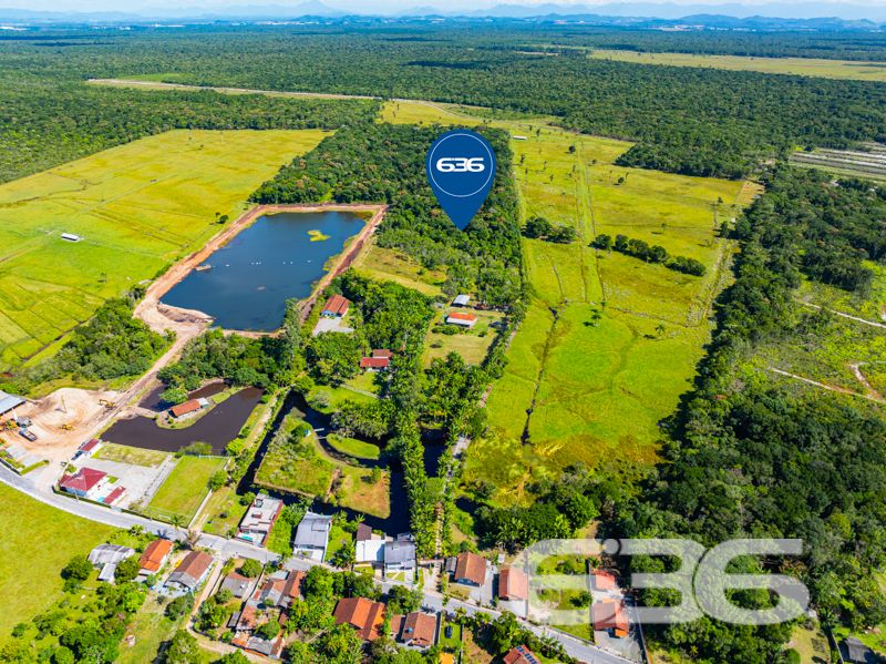 Seu refúgio em meio à natureza com quase 91 mil m² em Balneário Barra do Sul!
Para quem valoriza a tranquilidade, o contato com a natureza e o conforto de uma vida no campo sem abrir mão da praticidade urbana, esta chácara é simplesmente ideal. Localizada no bairro Pinheiros, em Balneário Barra do Sul/SC, com acesso facilitado por rua pavimentada e cercada por muito verde, esta propriedade surpreende pela amplitude e potencial.
Com impressionantes 90.896,73m² de terreno, a área oferece topografia com leve aclive, vegetação consolidada, pastagem, pomar, horta, galpão rústico e um aconchegante lar, com 150m² de área construída.
A residência principal é charmosa, em estilo rústico e bem funcional, composta por:
2 dormitórios amplos,
Sala de estar e jantar integradas à cozinha em conceito aberto,
Banheiro social,
Fogão a lenha,
Varanda com redes para momentos de descanso,
Área de serviço.
Além disso, o imóvel conta com:
5 vagas descobertas e 2 cobertas para estacionamento,
Internet via fibra óptica,
Móveis de cozinha e embutidos que permanecem no imóvel,
Jardim cuidado com esmero e espaço ideal para quem deseja criar animais ou expandir a área construída.
Cercado e com acesso facilitado, o imóvel está próximo a escolas, transporte público, hospitais e serviços essenciais — ideal tanto para quem quer viver com qualidade quanto para quem pensa em investir em turismo rural, lazer ou produção agrícola.
Não perca a oportunidade de adquirir essa propriedade única, com grande extensão territorial e enorme potencial de aproveitamento em uma das regiões mais valorizadas do litoral norte catarinense.
636 NEGÓCIOS IMOBILIÁRIOS: A SUA MELHOR ESCOLHA
Com mais de 30 anos de experiência, a 636 Negócios Imobiliários é sua parceira ideal para encontrar o imóvel perfeito. Estamos prontos para ajudá-lo a fazer deste imóvel o seu novo lar.
Telefone: (47) 3451-0636
WhatsApp: (47) 99190-0636
Não perca esta oportunidade única. Visite nosso site para mais informações: i636.com.br