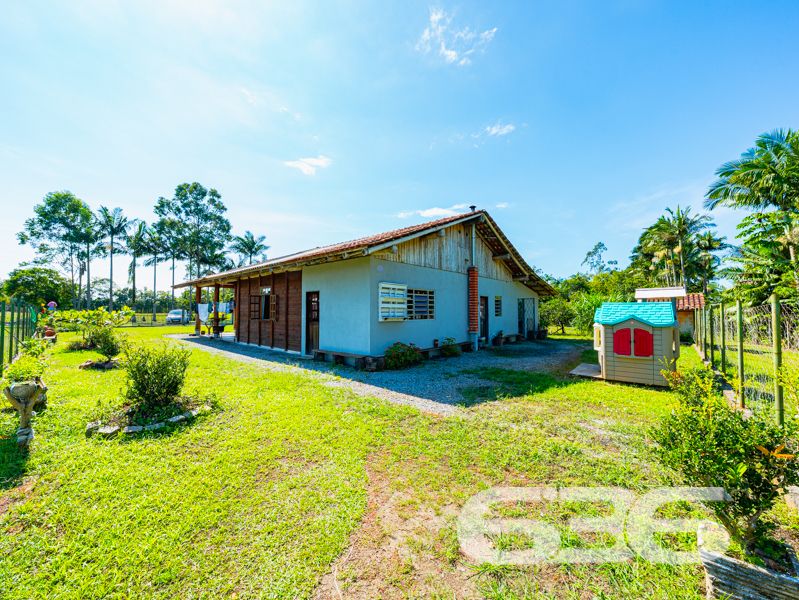 Seu refúgio em meio à natureza com quase 91 mil m² em Balneário Barra do Sul!
Para quem valoriza a tranquilidade, o contato com a natureza e o conforto de uma vida no campo sem abrir mão da praticidade urbana, esta chácara é simplesmente ideal. Localizada no bairro Pinheiros, em Balneário Barra do Sul/SC, com acesso facilitado por rua pavimentada e cercada por muito verde, esta propriedade surpreende pela amplitude e potencial.
Com impressionantes 90.896,73m² de terreno, a área oferece topografia com leve aclive, vegetação consolidada, pastagem, pomar, horta, galpão rústico e um aconchegante lar, com 150m² de área construída.
A residência principal é charmosa, em estilo rústico e bem funcional, composta por:
2 dormitórios amplos,
Sala de estar e jantar integradas à cozinha em conceito aberto,
Banheiro social,
Fogão a lenha,
Varanda com redes para momentos de descanso,
Área de serviço.
Além disso, o imóvel conta com:
5 vagas descobertas e 2 cobertas para estacionamento,
Internet via fibra óptica,
Móveis de cozinha e embutidos que permanecem no imóvel,
Jardim cuidado com esmero e espaço ideal para quem deseja criar animais ou expandir a área construída.
Cercado e com acesso facilitado, o imóvel está próximo a escolas, transporte público, hospitais e serviços essenciais — ideal tanto para quem quer viver com qualidade quanto para quem pensa em investir em turismo rural, lazer ou produção agrícola.
Não perca a oportunidade de adquirir essa propriedade única, com grande extensão territorial e enorme potencial de aproveitamento em uma das regiões mais valorizadas do litoral norte catarinense.
636 NEGÓCIOS IMOBILIÁRIOS: A SUA MELHOR ESCOLHA
Com mais de 30 anos de experiência, a 636 Negócios Imobiliários é sua parceira ideal para encontrar o imóvel perfeito. Estamos prontos para ajudá-lo a fazer deste imóvel o seu novo lar.
Telefone: (47) 3451-0636
WhatsApp: (47) 99190-0636
Não perca esta oportunidade única. Visite nosso site para mais informações: i636.com.br