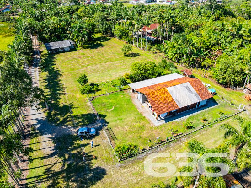 Seu refúgio em meio à natureza com quase 91 mil m² em Balneário Barra do Sul!
Para quem valoriza a tranquilidade, o contato com a natureza e o conforto de uma vida no campo sem abrir mão da praticidade urbana, esta chácara é simplesmente ideal. Localizada no bairro Pinheiros, em Balneário Barra do Sul/SC, com acesso facilitado por rua pavimentada e cercada por muito verde, esta propriedade surpreende pela amplitude e potencial.
Com impressionantes 90.896,73m² de terreno, a área oferece topografia com leve aclive, vegetação consolidada, pastagem, pomar, horta, galpão rústico e um aconchegante lar, com 150m² de área construída.
A residência principal é charmosa, em estilo rústico e bem funcional, composta por:
2 dormitórios amplos,
Sala de estar e jantar integradas à cozinha em conceito aberto,
Banheiro social,
Fogão a lenha,
Varanda com redes para momentos de descanso,
Área de serviço.
Além disso, o imóvel conta com:
5 vagas descobertas e 2 cobertas para estacionamento,
Internet via fibra óptica,
Móveis de cozinha e embutidos que permanecem no imóvel,
Jardim cuidado com esmero e espaço ideal para quem deseja criar animais ou expandir a área construída.
Cercado e com acesso facilitado, o imóvel está próximo a escolas, transporte público, hospitais e serviços essenciais — ideal tanto para quem quer viver com qualidade quanto para quem pensa em investir em turismo rural, lazer ou produção agrícola.
Não perca a oportunidade de adquirir essa propriedade única, com grande extensão territorial e enorme potencial de aproveitamento em uma das regiões mais valorizadas do litoral norte catarinense.
636 NEGÓCIOS IMOBILIÁRIOS: A SUA MELHOR ESCOLHA
Com mais de 30 anos de experiência, a 636 Negócios Imobiliários é sua parceira ideal para encontrar o imóvel perfeito. Estamos prontos para ajudá-lo a fazer deste imóvel o seu novo lar.
Telefone: (47) 3451-0636
WhatsApp: (47) 99190-0636
Não perca esta oportunidade única. Visite nosso site para mais informações: i636.com.br