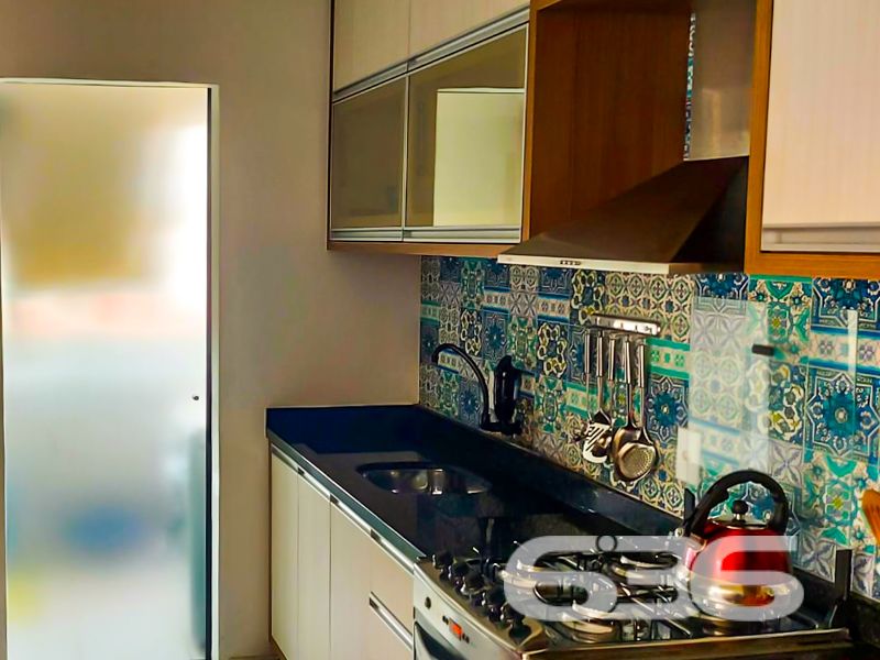 Você acaba de encontrar um apartamento completo e pronto para morar no bairro Fátima, em Joinville/SC — com excelente aproveitamento de espaço, ótima localização e um diferencial: ele já vem praticamente todo mobiliado!
Com 70,44m², a planta bem distribuída oferece 2 dormitórios aconchegantes, sala de estar ampla com integração para a sala de jantar, além de uma sacada com churrasqueira a carvão, ideal para aquele momento especial com amigos e família.
O imóvel conta com garagem coberta, portão eletrônico, interfone, sistema de alarme, cerca elétrica e vigilância eletrônica, garantindo mais segurança e tranquilidade para você e sua família. E mais: é uma unidade de esquina, o que proporciona maior privacidade e iluminação natural nos ambientes.
Localizado em rua pavimentada, próximo a comércios, escolas, supermercados e pontos de transporte público, este imóvel é ideal para quem busca praticidade no dia a dia, sem abrir mão de conforto e estilo.
A 636 Negócios Imobiliários, com mais de 30 anos de experiência em mediação de vendas, apresenta este imóvel com a excelência e a segurança jurídica que só uma empresa referência no setor pode oferecer.
Entre em contato com a nossa equipe e agende agora mesmo sua visita. Esta pode ser a oportunidade que você esperava para mudar de vida!
636 NEGÓCIOS IMOBILIÁRIOS: A SUA MELHOR ESCOLHA
Com mais de 30 anos de experiência, a 636 Negócios Imobiliários é sua parceira ideal para encontrar o imóvel perfeito. Estamos prontos para ajudá-lo a fazer deste imóvel o seu novo lar.
Telefone: (47) 3451-0636
WhatsApp: (47) 99190-0636
Não perca esta oportunidade única. Visite nosso site para mais informações: i636.com.br