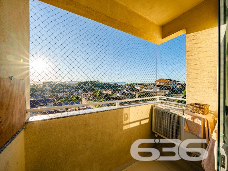 Apartamento à venda no bairro Itaum em Joinville/SC — pronto para morar, com excelente acabamento e localização estratégica!
Se você procura um imóvel funcional, moderno e com ótima relação custo-benefício, este apartamento com 77,73m² de área privativa pode ser a escolha ideal! Localizado em um edifício de esquina, em rua pavimentada e de fácil acesso no bairro Itaum, este apartamento reúne praticidade, conforto e segurança para a sua rotina.
A unidade conta ainda com 1 vaga de garagem coberta, portão eletrônico, interfone, e o condomínio é cercado e murado, oferecendo segurança para sua família. Além disso, o imóvel aceita animais de estimação e está próximo de tudo que você precisa: escolas, mercados, farmácias, transporte público, unidades de saúde e principais vias de acesso da cidade.
Este apartamento une qualidade construtiva e excelente estado de conservação. O edifício possui poucas unidades, garantindo privacidade e tranquilidade aos moradores.
Entre em contato com a 636 Negócios Imobiliários e agende sua visita! Nossa equipe especializada está pronta para apresentar todos os detalhes e ajudar você a realizar um excelente negócio.
636 NEGÓCIOS IMOBILIÁRIOS: A SUA MELHOR ESCOLHA
Com mais de 30 anos de experiência, a 636 Negócios Imobiliários é sua parceira ideal para encontrar o imóvel perfeito. Estamos prontos para ajudá-lo a fazer deste imóvel o seu novo lar.
Telefone: (47) 3451-0636
WhatsApp: (47) 99190-0636
Não perca esta oportunidade única. Visite nosso site para mais informações: i636.com.br