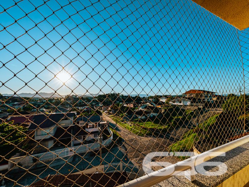 Apartamento à venda no bairro Itaum em Joinville/SC — pronto para morar, com excelente acabamento e localização estratégica!
Se você procura um imóvel funcional, moderno e com ótima relação custo-benefício, este apartamento com 77,73m² de área privativa pode ser a escolha ideal! Localizado em um edifício de esquina, em rua pavimentada e de fácil acesso no bairro Itaum, este apartamento reúne praticidade, conforto e segurança para a sua rotina.
A unidade conta ainda com 1 vaga de garagem coberta, portão eletrônico, interfone, e o condomínio é cercado e murado, oferecendo segurança para sua família. Além disso, o imóvel aceita animais de estimação e está próximo de tudo que você precisa: escolas, mercados, farmácias, transporte público, unidades de saúde e principais vias de acesso da cidade.
Este apartamento une qualidade construtiva e excelente estado de conservação. O edifício possui poucas unidades, garantindo privacidade e tranquilidade aos moradores.
Entre em contato com a 636 Negócios Imobiliários e agende sua visita! Nossa equipe especializada está pronta para apresentar todos os detalhes e ajudar você a realizar um excelente negócio.
636 NEGÓCIOS IMOBILIÁRIOS: A SUA MELHOR ESCOLHA
Com mais de 30 anos de experiência, a 636 Negócios Imobiliários é sua parceira ideal para encontrar o imóvel perfeito. Estamos prontos para ajudá-lo a fazer deste imóvel o seu novo lar.
Telefone: (47) 3451-0636
WhatsApp: (47) 99190-0636
Não perca esta oportunidade única. Visite nosso site para mais informações: i636.com.br