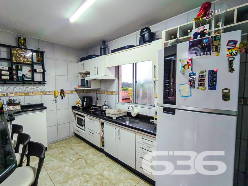 Conforto, praticidade e localização estratégica em Joinville: conheça este encantador apartamento no Guanabara!
Se você está em busca de um apartamento completo, aconchegante, pronto para morar e com excelente custo-benefício, esta é a oportunidade ideal!
Localizado no coração do bairro Guanabara — um dos mais tradicionais e valorizados de Joinville — este apartamento de 65,40m² une funcionalidade, bom gosto e conveniência.
A área social conta com uma sala de estar e jantar integradas à cozinha, que possui móveis planejados, bancada em granito e excelente iluminação natural. O ambiente é harmonioso e ideal para receber visitas, com uma charmosa sacada que oferece ventilação cruzada e espaço para relaxar com privacidade.
São 2 dormitórios, sendo o principal já equipado com móveis sob medida, ar-condicionado e excelente armário embutido com portas espelhadas. O segundo dormitório é versátil, ideal para crianças, escritório ou quarto de hóspedes, e também conta com ar-condicionado.
O condomínio oferece 1 vagas de garagem cobertas, garantindo segurança e conforto para sua família. O acesso ao condomínio é facilitado por portão eletrônico, interfone e segurança perimetral, além de contar com uma estrutura murada, proporcionando mais tranquilidade no dia a dia.
Próximo a escolas, supermercados, farmácias, verdureiras, transporte público e comércios essenciais;
Fácil acesso ao centro de Joinville e às principais vias da cidade.
Este apartamento é perfeito para quem deseja morar bem, com segurança, conforto e em uma localização que valoriza sua rotina. Ideal tanto para morar quanto para investir!
Agende agora mesmo uma visita com um dos corretores da 636 Negócios Imobiliários e encante-se com o seu novo lar!
636 NEGÓCIOS IMOBILIÁRIOS: A SUA MELHOR ESCOLHA
Com mais de 30 anos de experiência, a 636 Negócios Imobiliários é sua parceira ideal para encontrar o imóvel perfeito. Estamos prontos para ajudá-lo a fazer deste imóvel o seu novo lar.
Telefone: (47) 3451-0636
WhatsApp: (47) 99190-0636
Não perca esta oportunidade única. Visite nosso site para mais informações: i636.com.br
